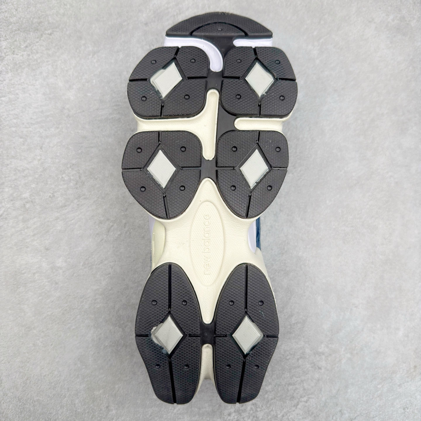 图片[9]-New Balance NB9060 复古运动鞋 新百伦又带来了新鞋型 并且是与芝加哥街头品牌 Joe Freshgoods 的联名款 鞋身主体采用了类似 990 系列的设计风格 与传统复古慢跑鞋区别不大 最大的变化就是鞋底部分 在传统设计的中底外层 增加了多个分区的模块 圆润的线条设计与我们熟悉的 New Balance 风格截然不同 但与同样充满弧形线条的鞋面搭配 看起来毫无违和感 尺码：36-45-选品中心