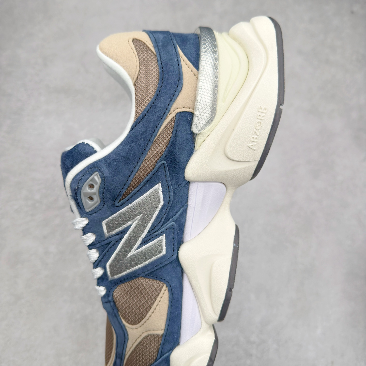 图片[7]-New Balance NB9060 复古运动鞋 新百伦又带来了新鞋型 并且是与芝加哥街头品牌 Joe Freshgoods 的联名款 鞋身主体采用了类似 990 系列的设计风格 与传统复古慢跑鞋区别不大 最大的变化就是鞋底部分 在传统设计的中底外层 增加了多个分区的模块 圆润的线条设计与我们熟悉的 New Balance 风格截然不同 但与同样充满弧形线条的鞋面搭配 看起来毫无违和感 尺码：36-45-选品中心