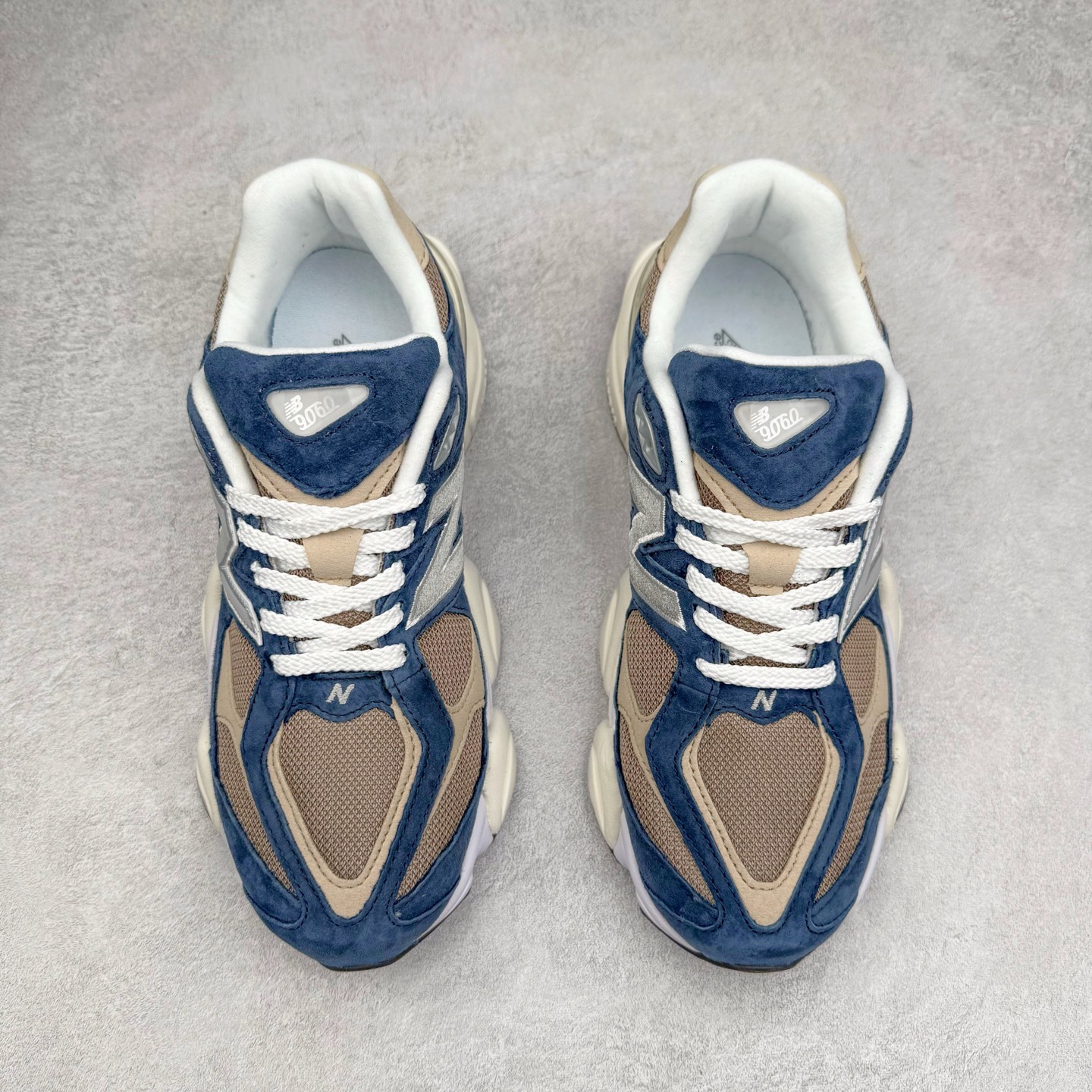 图片[2]-New Balance NB9060 复古运动鞋 新百伦又带来了新鞋型 并且是与芝加哥街头品牌 Joe Freshgoods 的联名款 鞋身主体采用了类似 990 系列的设计风格 与传统复古慢跑鞋区别不大 最大的变化就是鞋底部分 在传统设计的中底外层 增加了多个分区的模块 圆润的线条设计与我们熟悉的 New Balance 风格截然不同 但与同样充满弧形线条的鞋面搭配 看起来毫无违和感 尺码：36-45-选品中心