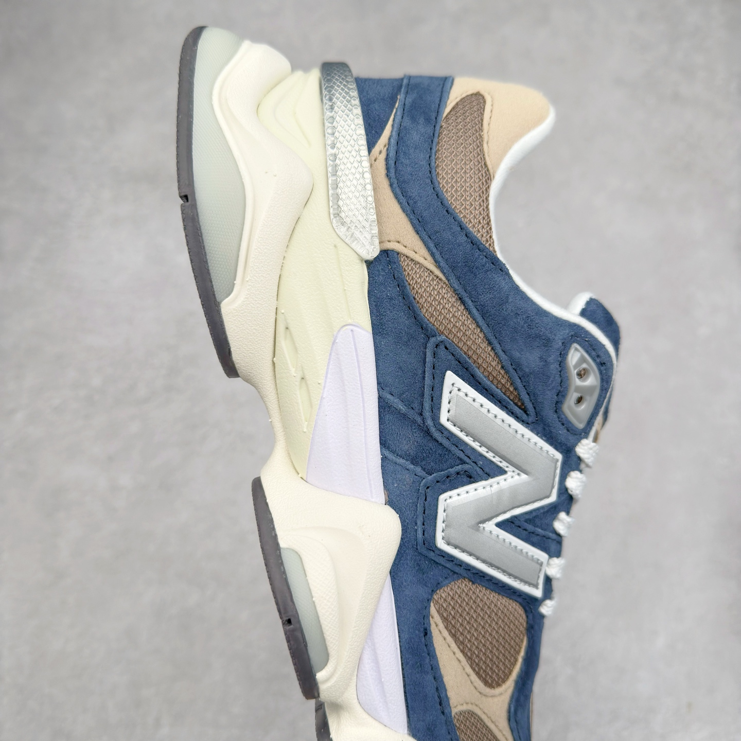 图片[6]-New Balance NB9060 复古运动鞋 新百伦又带来了新鞋型 并且是与芝加哥街头品牌 Joe Freshgoods 的联名款 鞋身主体采用了类似 990 系列的设计风格 与传统复古慢跑鞋区别不大 最大的变化就是鞋底部分 在传统设计的中底外层 增加了多个分区的模块 圆润的线条设计与我们熟悉的 New Balance 风格截然不同 但与同样充满弧形线条的鞋面搭配 看起来毫无违和感 尺码：36-45-选品中心