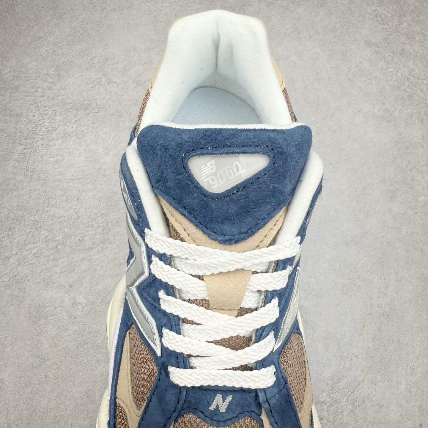 图片[5]-New Balance NB9060 复古运动鞋 新百伦又带来了新鞋型 并且是与芝加哥街头品牌 Joe Freshgoods 的联名款 鞋身主体采用了类似 990 系列的设计风格 与传统复古慢跑鞋区别不大 最大的变化就是鞋底部分 在传统设计的中底外层 增加了多个分区的模块 圆润的线条设计与我们熟悉的 New Balance 风格截然不同 但与同样充满弧形线条的鞋面搭配 看起来毫无违和感 尺码：36-45-选品中心