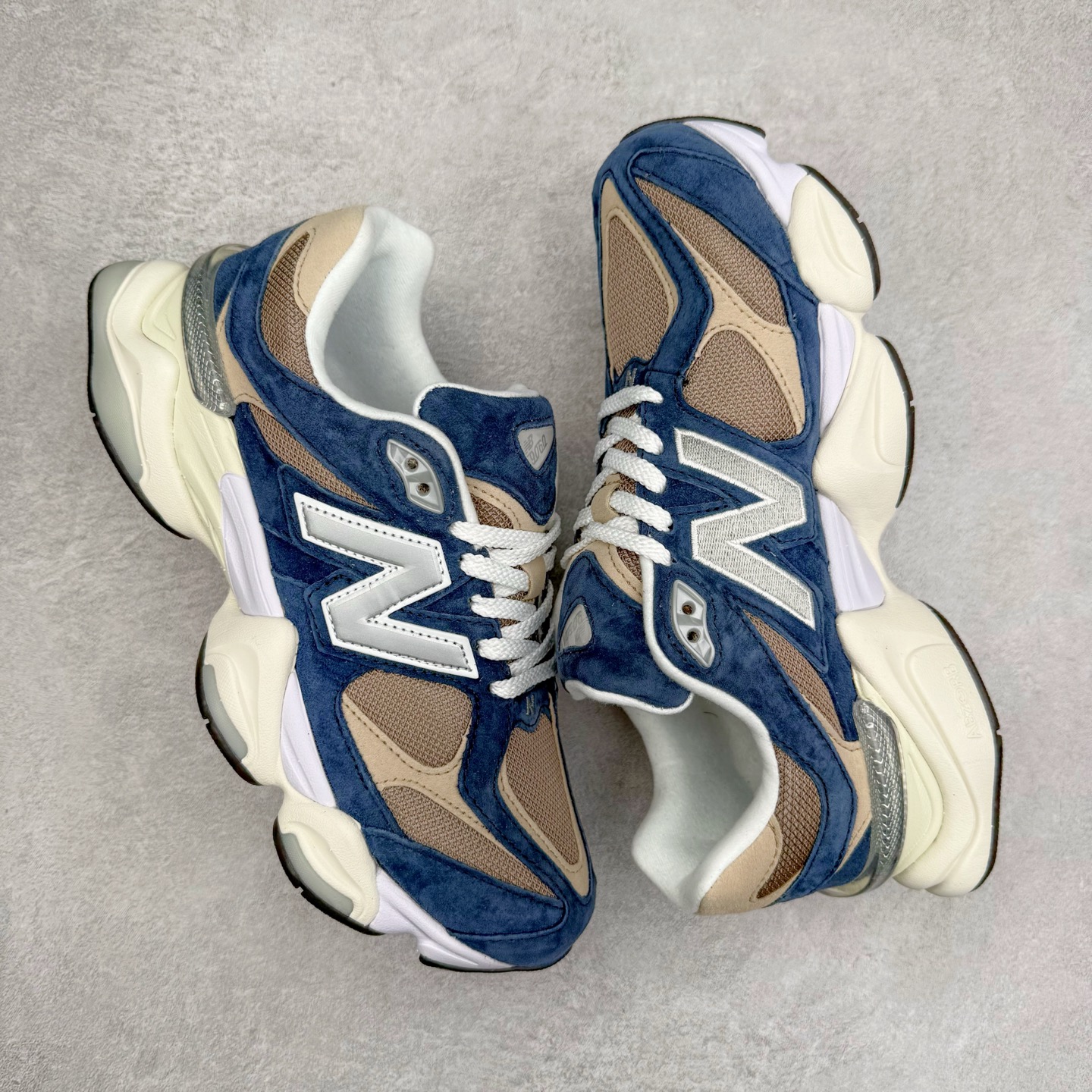 图片[3]-New Balance NB9060 复古运动鞋 新百伦又带来了新鞋型 并且是与芝加哥街头品牌 Joe Freshgoods 的联名款 鞋身主体采用了类似 990 系列的设计风格 与传统复古慢跑鞋区别不大 最大的变化就是鞋底部分 在传统设计的中底外层 增加了多个分区的模块 圆润的线条设计与我们熟悉的 New Balance 风格截然不同 但与同样充满弧形线条的鞋面搭配 看起来毫无违和感 尺码：36-45-选品中心