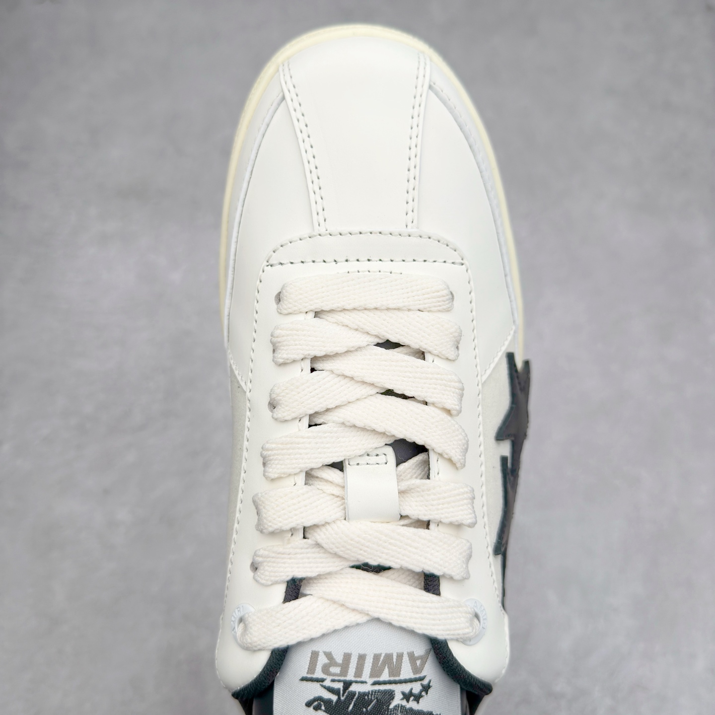 图片[4]-＃纯原 AMIRI Pacific 2025S 皮革圆头系带低帮板鞋 选用优质材料，精细制作。经典设计，展现优雅气质。舒适脚感，轻松穿梭。适合各种场合，彰显魅力。品味与舒适兼得，演绎自信自然。步履间散发迷人韵味，展现独特风采。AMIRI 是美国的时尚品牌，由Mike Amiri创立于2014年的奢侈男装和女装品牌，Amiri将精致的工艺与洛杉矶真实的滑板和街头文化的魅力相结合。设计师在系列女装中精准融合 1980和 1990年代盛行于洛杉矶的音乐文化，并将流连于著名夜店 The Roxy 和 TheViper Room 外的型男靓女作灵感之源。品牌的标志性网眼棒球帽、仿旧牛仔裤和大廓形T恤都是不容错过的佳作。尺码：35 36 37.5 38 39 40 41 42 43 44 45-选品中心