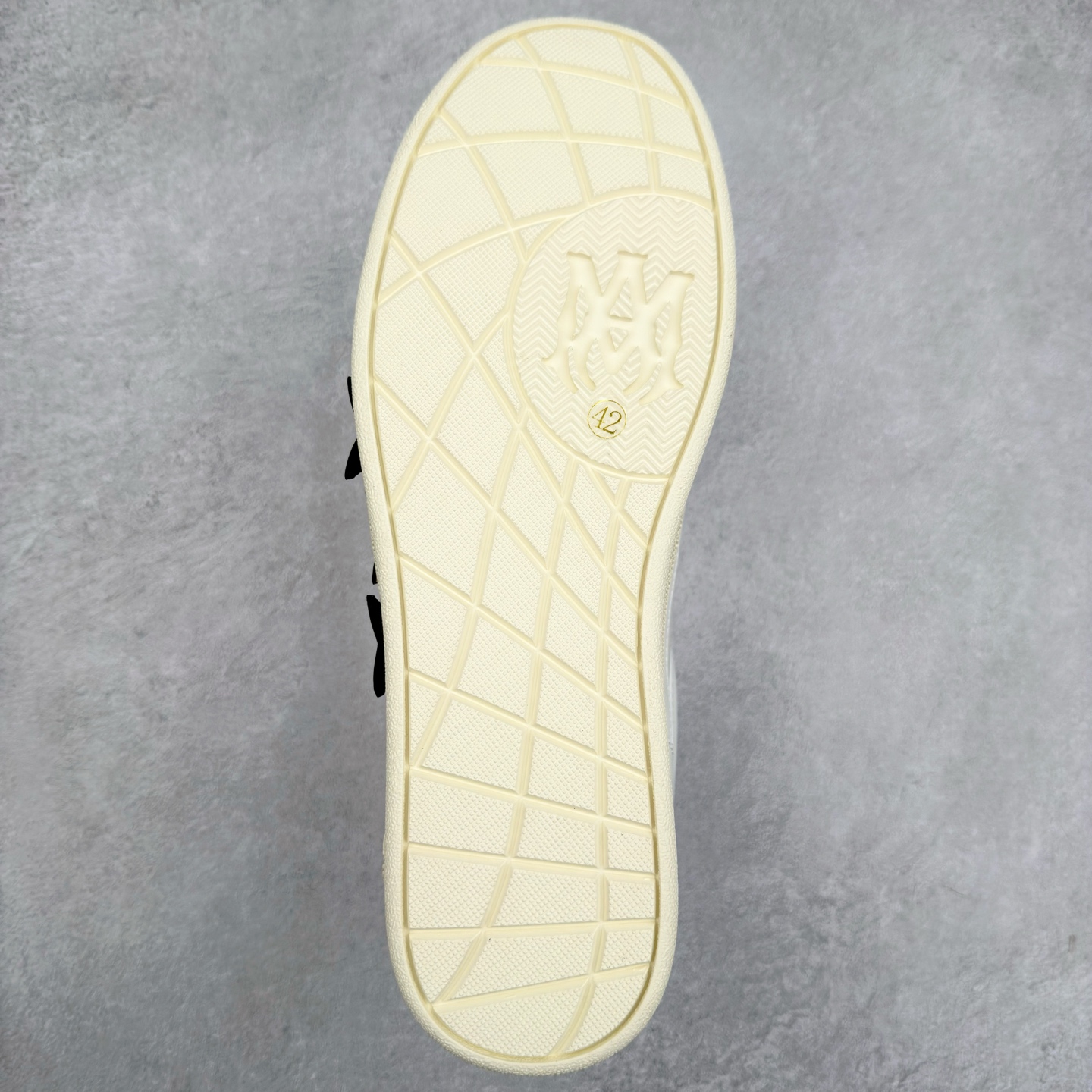 图片[9]-＃纯原 AMIRI Pacific 2025S 皮革圆头系带低帮板鞋 选用优质材料，精细制作。经典设计，展现优雅气质。舒适脚感，轻松穿梭。适合各种场合，彰显魅力。品味与舒适兼得，演绎自信自然。步履间散发迷人韵味，展现独特风采。AMIRI 是美国的时尚品牌，由Mike Amiri创立于2014年的奢侈男装和女装品牌，Amiri将精致的工艺与洛杉矶真实的滑板和街头文化的魅力相结合。设计师在系列女装中精准融合 1980和 1990年代盛行于洛杉矶的音乐文化，并将流连于著名夜店 The Roxy 和 TheViper Room 外的型男靓女作灵感之源。品牌的标志性网眼棒球帽、仿旧牛仔裤和大廓形T恤都是不容错过的佳作。尺码：35 36 37.5 38 39 40 41 42 43 44 45-选品中心