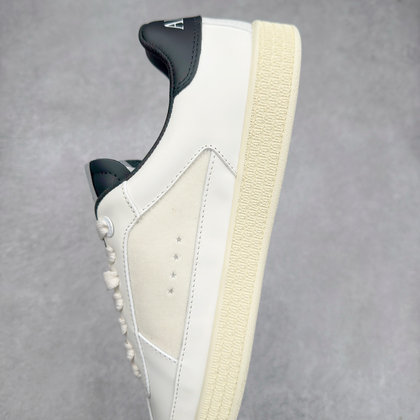 图片[7]-＃纯原 AMIRI Pacific 2025S 皮革圆头系带低帮板鞋 选用优质材料，精细制作。经典设计，展现优雅气质。舒适脚感，轻松穿梭。适合各种场合，彰显魅力。品味与舒适兼得，演绎自信自然。步履间散发迷人韵味，展现独特风采。AMIRI 是美国的时尚品牌，由Mike Amiri创立于2014年的奢侈男装和女装品牌，Amiri将精致的工艺与洛杉矶真实的滑板和街头文化的魅力相结合。设计师在系列女装中精准融合 1980和 1990年代盛行于洛杉矶的音乐文化，并将流连于著名夜店 The Roxy 和 TheViper Room 外的型男靓女作灵感之源。品牌的标志性网眼棒球帽、仿旧牛仔裤和大廓形T恤都是不容错过的佳作。尺码：35 36 37.5 38 39 40 41 42 43 44 45-选品中心