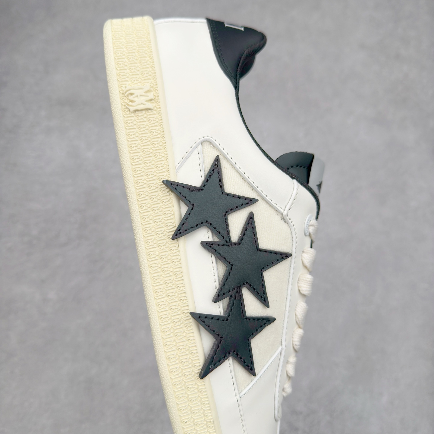 图片[6]-＃纯原 AMIRI Pacific 2025S 皮革圆头系带低帮板鞋 选用优质材料，精细制作。经典设计，展现优雅气质。舒适脚感，轻松穿梭。适合各种场合，彰显魅力。品味与舒适兼得，演绎自信自然。步履间散发迷人韵味，展现独特风采。AMIRI 是美国的时尚品牌，由Mike Amiri创立于2014年的奢侈男装和女装品牌，Amiri将精致的工艺与洛杉矶真实的滑板和街头文化的魅力相结合。设计师在系列女装中精准融合 1980和 1990年代盛行于洛杉矶的音乐文化，并将流连于著名夜店 The Roxy 和 TheViper Room 外的型男靓女作灵感之源。品牌的标志性网眼棒球帽、仿旧牛仔裤和大廓形T恤都是不容错过的佳作。尺码：35 36 37.5 38 39 40 41 42 43 44 45-选品中心