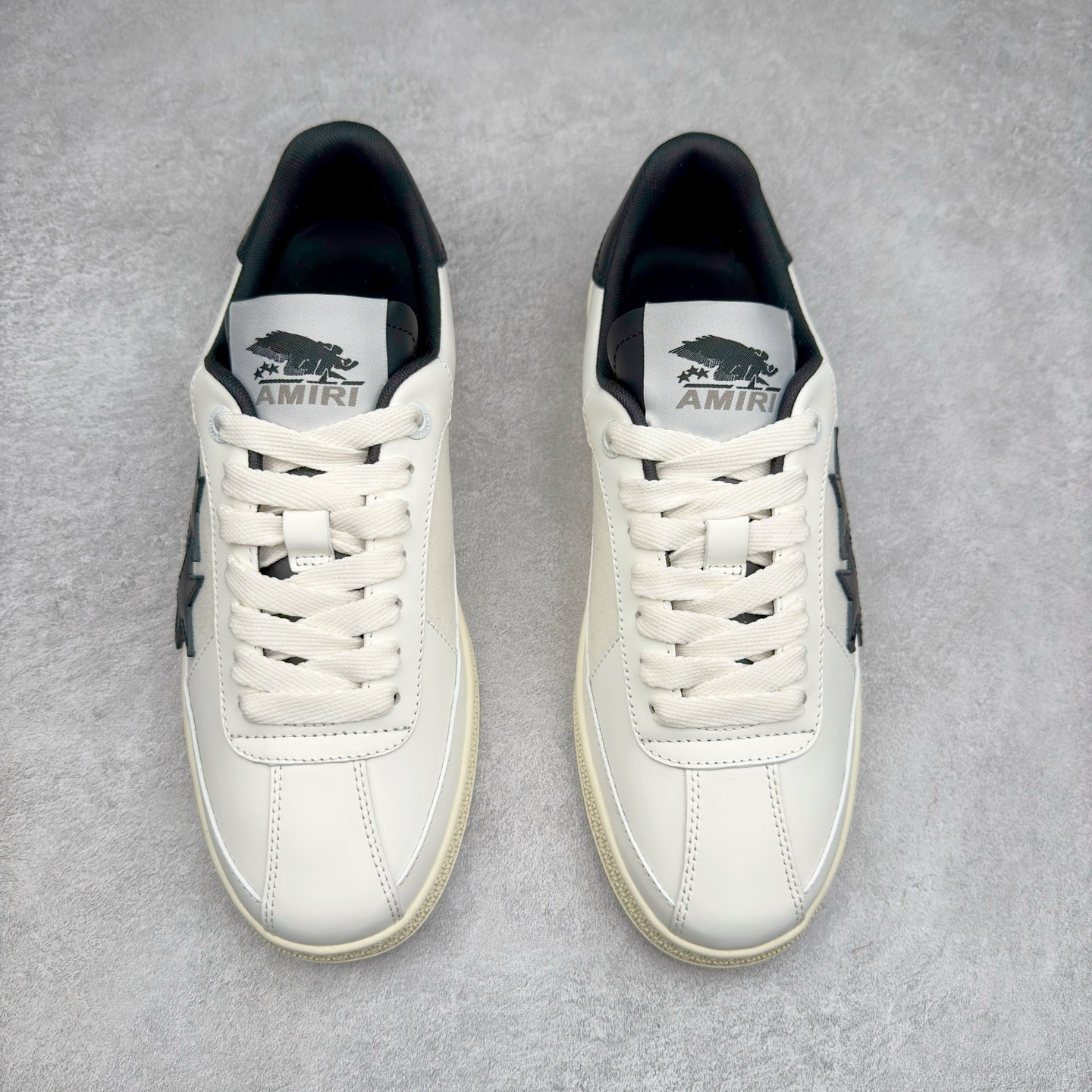 图片[2]-＃纯原 AMIRI Pacific 2025S 皮革圆头系带低帮板鞋 选用优质材料，精细制作。经典设计，展现优雅气质。舒适脚感，轻松穿梭。适合各种场合，彰显魅力。品味与舒适兼得，演绎自信自然。步履间散发迷人韵味，展现独特风采。AMIRI 是美国的时尚品牌，由Mike Amiri创立于2014年的奢侈男装和女装品牌，Amiri将精致的工艺与洛杉矶真实的滑板和街头文化的魅力相结合。设计师在系列女装中精准融合 1980和 1990年代盛行于洛杉矶的音乐文化，并将流连于著名夜店 The Roxy 和 TheViper Room 外的型男靓女作灵感之源。品牌的标志性网眼棒球帽、仿旧牛仔裤和大廓形T恤都是不容错过的佳作。尺码：35 36 37.5 38 39 40 41 42 43 44 45-选品中心
