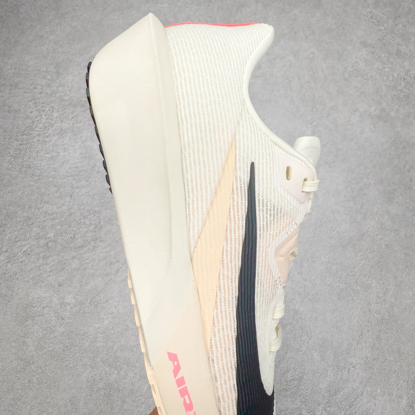 图片[6]-NK AIR Zoom RIVALFLY FK4代系列轻量飞织低帮休闲运动慢跑鞋 整体设计采用流线型的轻质工程网眼材质构成鞋面 并与其他 Running 旗舰鞋款同样搭载全脚掌 ZoomX 缓冲中底 搭配 Pebax 物料与橡胶外底 ZoomX StreakFly 首发配色以Prototype呈现 其灵感是来自开发期间的磨损测试 透过编号的标记与内侧的预期跑步距离突出研发过程 货号：FV6040-104 尺码：36 36.5 37.5 38 38.5 39 40 40.5 41 42 42.5 43 44 44.5 45-选品中心