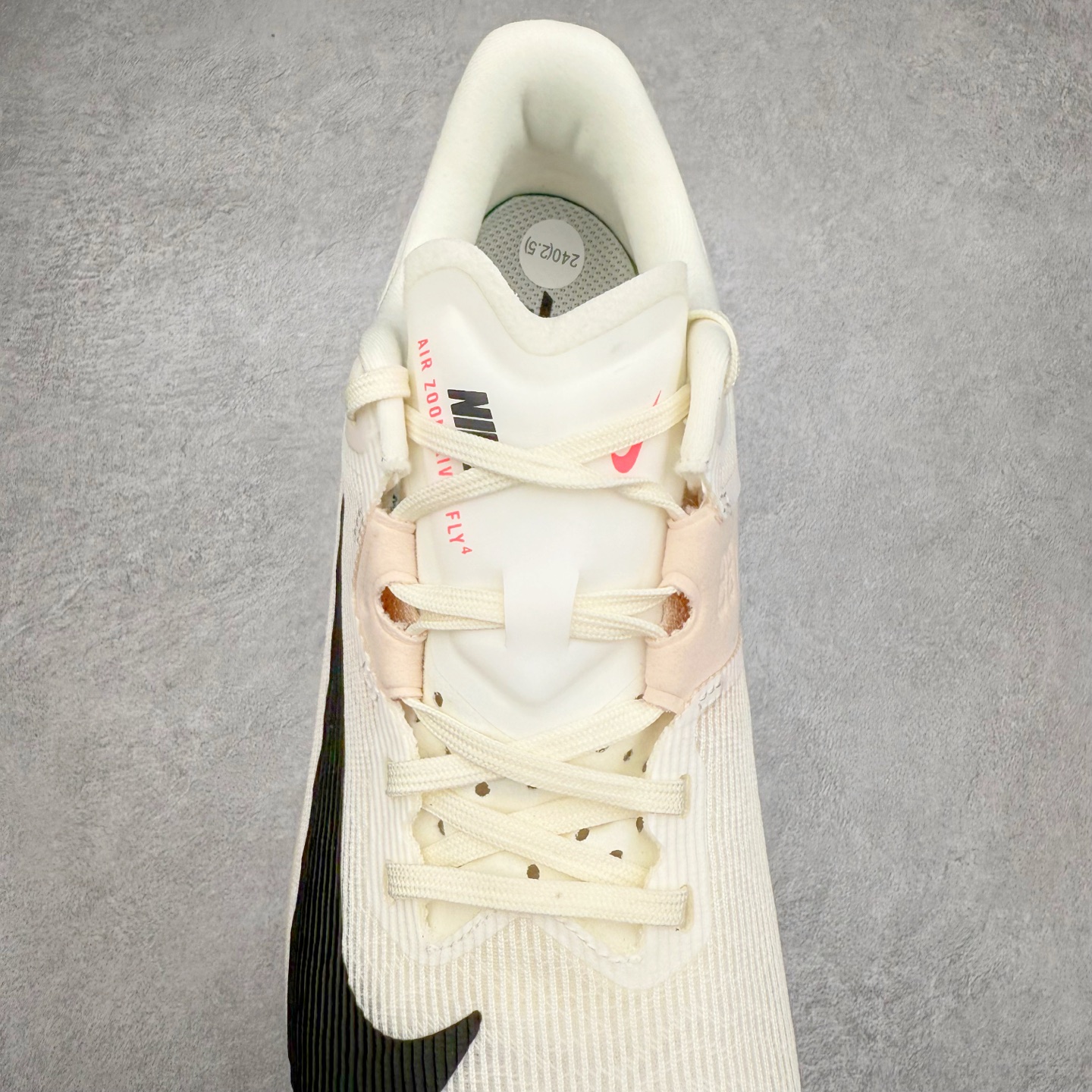 图片[5]-NK AIR Zoom RIVALFLY FK4代系列轻量飞织低帮休闲运动慢跑鞋 整体设计采用流线型的轻质工程网眼材质构成鞋面 并与其他 Running 旗舰鞋款同样搭载全脚掌 ZoomX 缓冲中底 搭配 Pebax 物料与橡胶外底 ZoomX StreakFly 首发配色以Prototype呈现 其灵感是来自开发期间的磨损测试 透过编号的标记与内侧的预期跑步距离突出研发过程 货号：FV6040-104 尺码：36 36.5 37.5 38 38.5 39 40 40.5 41 42 42.5 43 44 44.5 45-选品中心