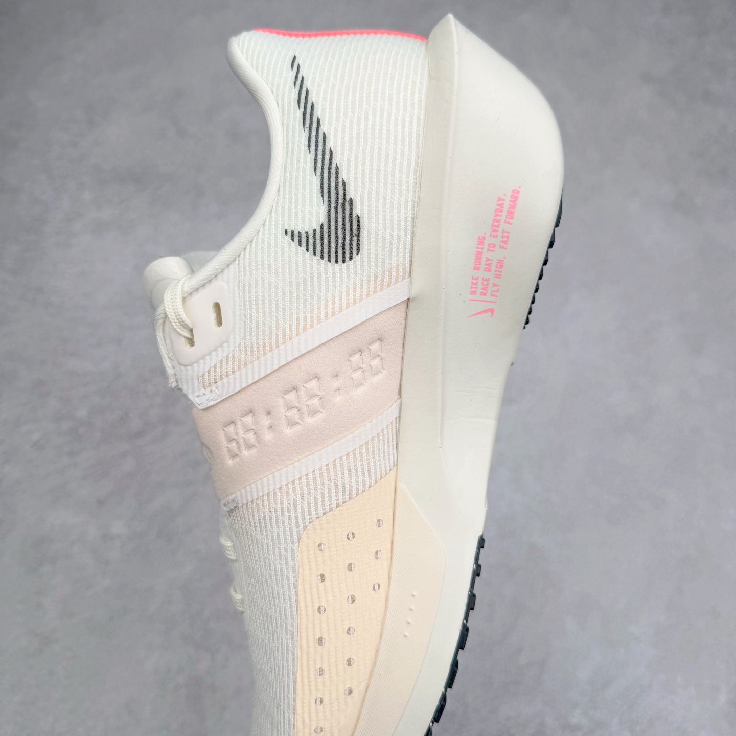 图片[7]-NK AIR Zoom RIVALFLY FK4代系列轻量飞织低帮休闲运动慢跑鞋 整体设计采用流线型的轻质工程网眼材质构成鞋面 并与其他 Running 旗舰鞋款同样搭载全脚掌 ZoomX 缓冲中底 搭配 Pebax 物料与橡胶外底 ZoomX StreakFly 首发配色以Prototype呈现 其灵感是来自开发期间的磨损测试 透过编号的标记与内侧的预期跑步距离突出研发过程 货号：FV6040-104 尺码：36 36.5 37.5 38 38.5 39 40 40.5 41 42 42.5 43 44 44.5 45-选品中心