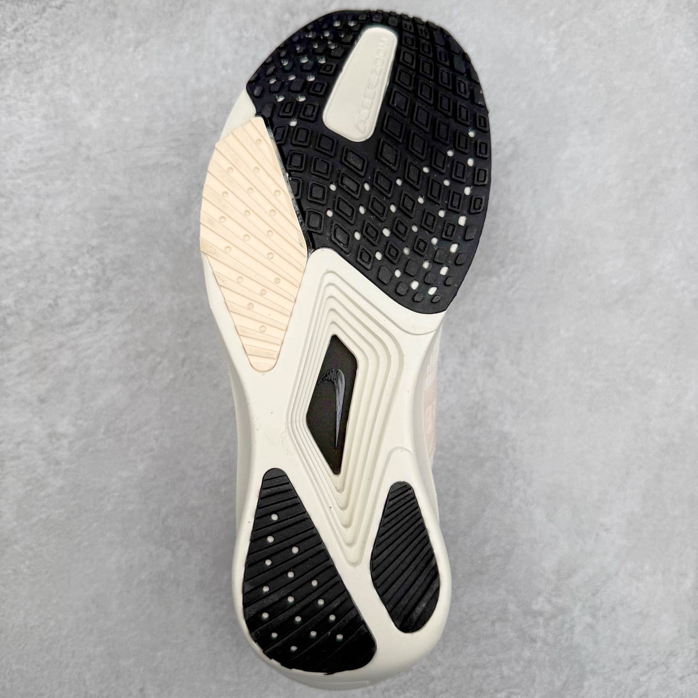 图片[9]-NK AIR Zoom RIVALFLY FK4代系列轻量飞织低帮休闲运动慢跑鞋 整体设计采用流线型的轻质工程网眼材质构成鞋面 并与其他 Running 旗舰鞋款同样搭载全脚掌 ZoomX 缓冲中底 搭配 Pebax 物料与橡胶外底 ZoomX StreakFly 首发配色以Prototype呈现 其灵感是来自开发期间的磨损测试 透过编号的标记与内侧的预期跑步距离突出研发过程 货号：FV6040-104 尺码：36 36.5 37.5 38 38.5 39 40 40.5 41 42 42.5 43 44 44.5 45-选品中心