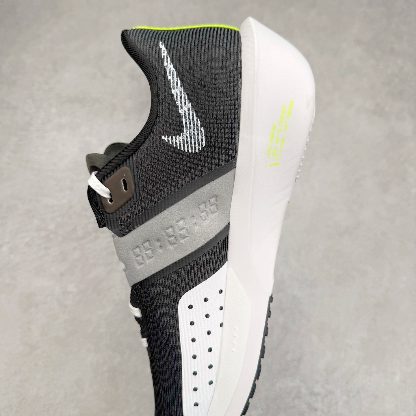 图片[7]-NK AIR Zoom RIVALFLY FK4代系列轻量飞织低帮休闲运动慢跑鞋 整体设计采用流线型的轻质工程网眼材质构成鞋面 并与其他 Running 旗舰鞋款同样搭载全脚掌 ZoomX 缓冲中底 搭配 Pebax 物料与橡胶外底 ZoomX StreakFly 首发配色以Prototype呈现 其灵感是来自开发期间的磨损测试 透过编号的标记与内侧的预期跑步距离突出研发过程 货号：FV6040-001 尺码：36 36.5 37.5 38 38.5 39 40 40.5 41 42 42.5 43 44 44.5 45-选品中心