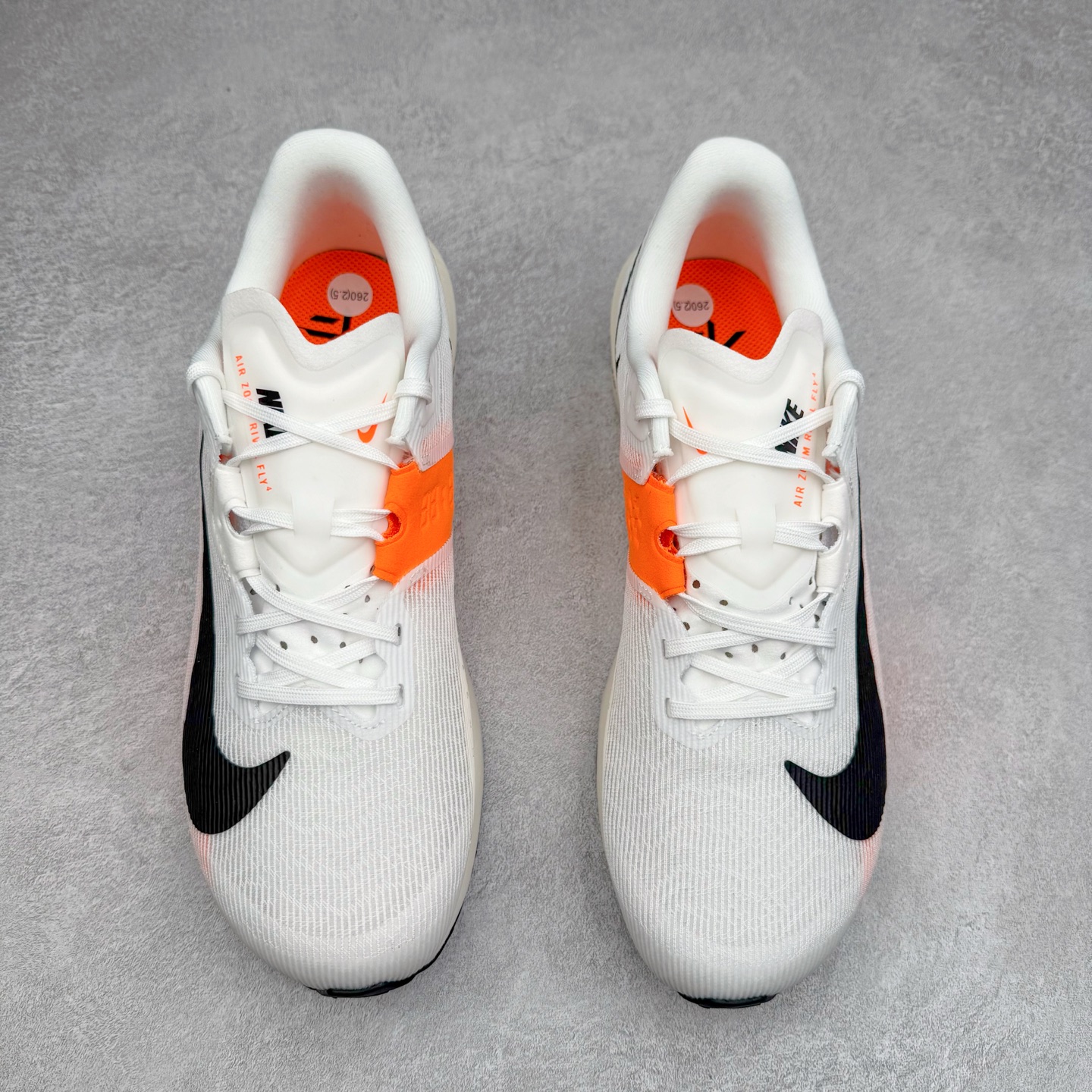 图片[2]-NK AIR Zoom RIVALFLY FK4代系列轻量飞织低帮休闲运动慢跑鞋 整体设计采用流线型的轻质工程网眼材质构成鞋面 并与其他 Running 旗舰鞋款同样搭载全脚掌 ZoomX 缓冲中底 搭配 Pebax 物料与橡胶外底 ZoomX StreakFly 首发配色以Prototype呈现 其灵感是来自开发期间的磨损测试 透过编号的标记与内侧的预期跑步距离突出研发过程 货号：FV6040-101 尺码：36 36.5 37.5 38 38.5 39 40 40.5 41 42 42.5 43 44 44.5 45-选品中心