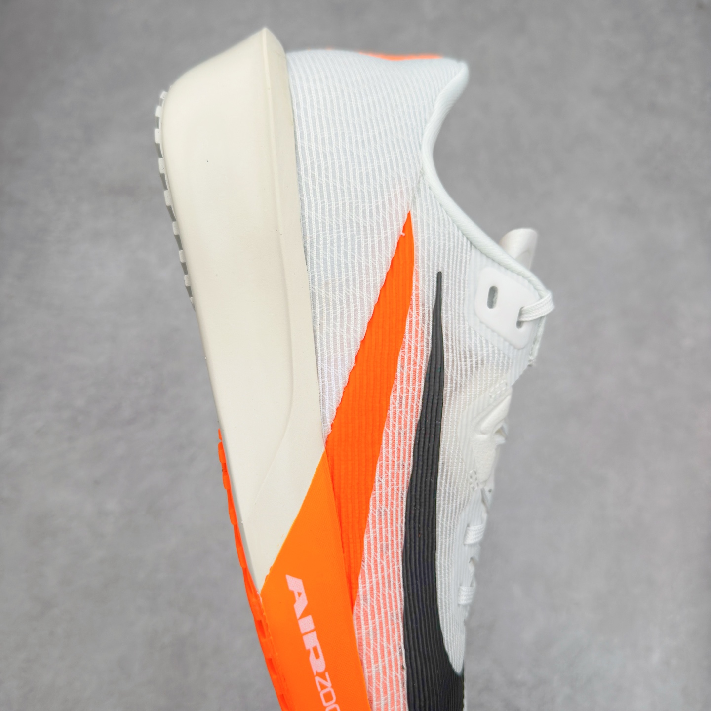 图片[6]-NK AIR Zoom RIVALFLY FK4代系列轻量飞织低帮休闲运动慢跑鞋 整体设计采用流线型的轻质工程网眼材质构成鞋面 并与其他 Running 旗舰鞋款同样搭载全脚掌 ZoomX 缓冲中底 搭配 Pebax 物料与橡胶外底 ZoomX StreakFly 首发配色以Prototype呈现 其灵感是来自开发期间的磨损测试 透过编号的标记与内侧的预期跑步距离突出研发过程 货号：FV6040-101 尺码：36 36.5 37.5 38 38.5 39 40 40.5 41 42 42.5 43 44 44.5 45-选品中心