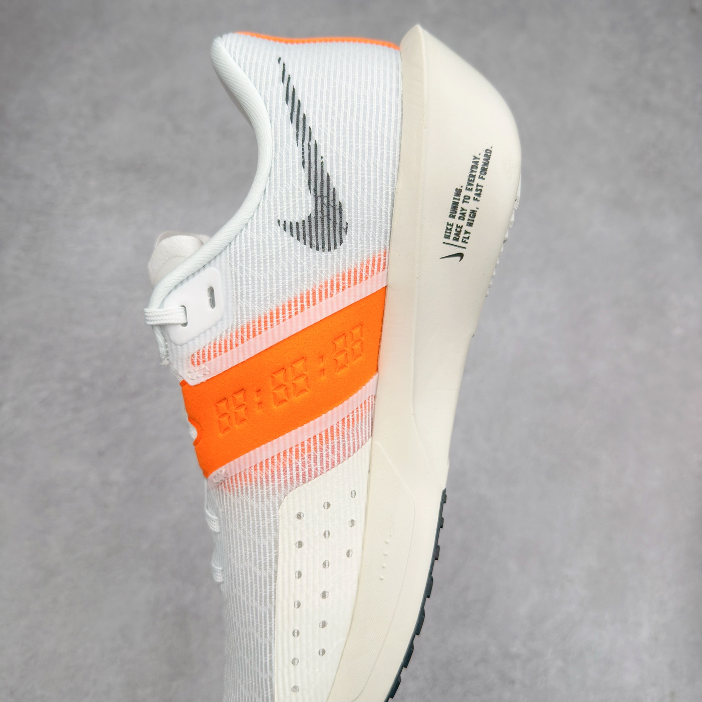 图片[7]-NK AIR Zoom RIVALFLY FK4代系列轻量飞织低帮休闲运动慢跑鞋 整体设计采用流线型的轻质工程网眼材质构成鞋面 并与其他 Running 旗舰鞋款同样搭载全脚掌 ZoomX 缓冲中底 搭配 Pebax 物料与橡胶外底 ZoomX StreakFly 首发配色以Prototype呈现 其灵感是来自开发期间的磨损测试 透过编号的标记与内侧的预期跑步距离突出研发过程 货号：FV6040-101 尺码：36 36.5 37.5 38 38.5 39 40 40.5 41 42 42.5 43 44 44.5 45-选品中心