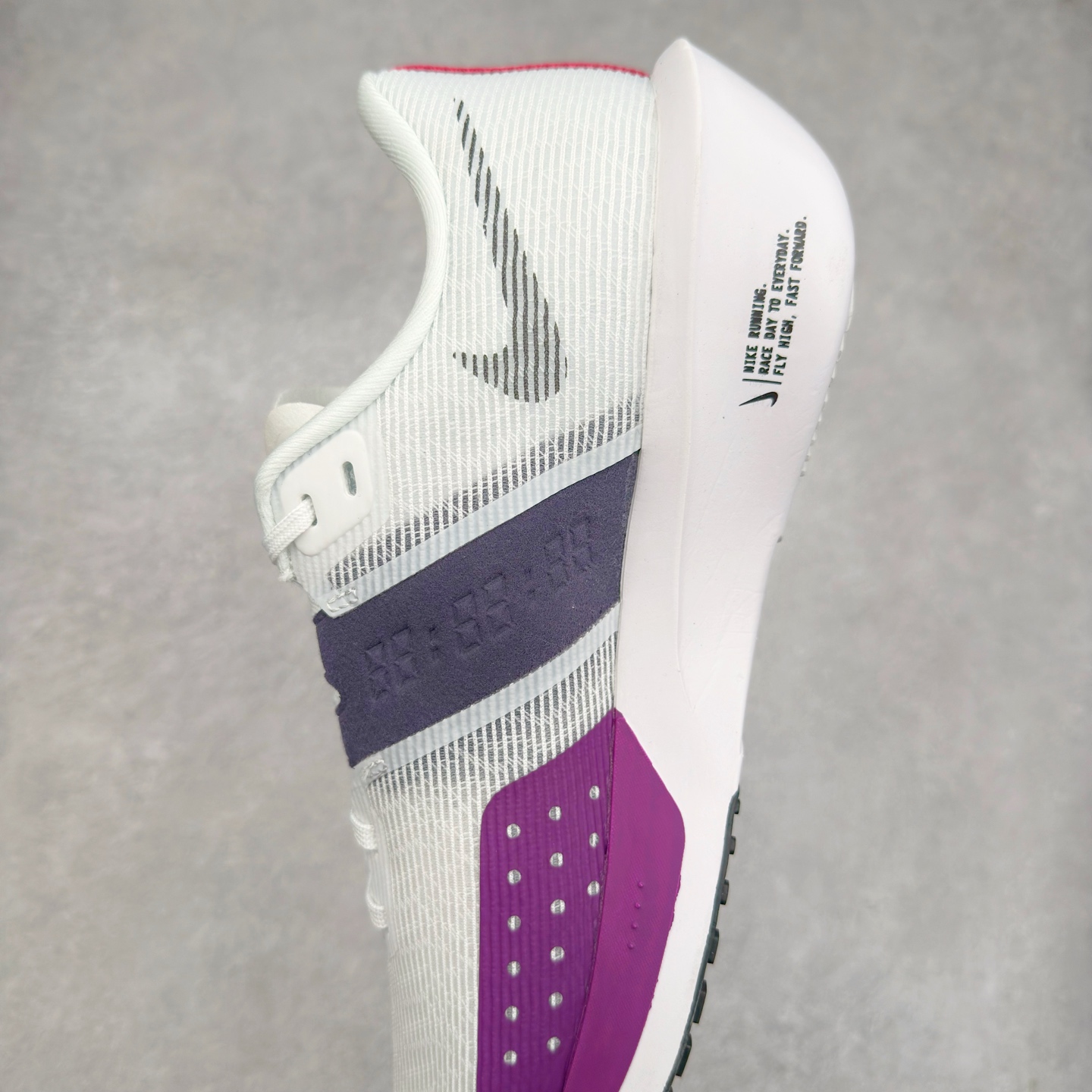 图片[7]-NK AIR Zoom RIVALFLY FK4代系列轻量飞织低帮休闲运动慢跑鞋 整体设计采用流线型的轻质工程网眼材质构成鞋面 并与其他 Running 旗舰鞋款同样搭载全脚掌 ZoomX 缓冲中底 搭配 Pebax 物料与橡胶外底 ZoomX StreakFly 首发配色以Prototype呈现 其灵感是来自开发期间的磨损测试 透过编号的标记与内侧的预期跑步距离突出研发过程 货号：FV6040-100 尺码：36 36.5 37.5 38 38.5 39 40 40.5 41 42 42.5 43 44 44.5 45-选品中心