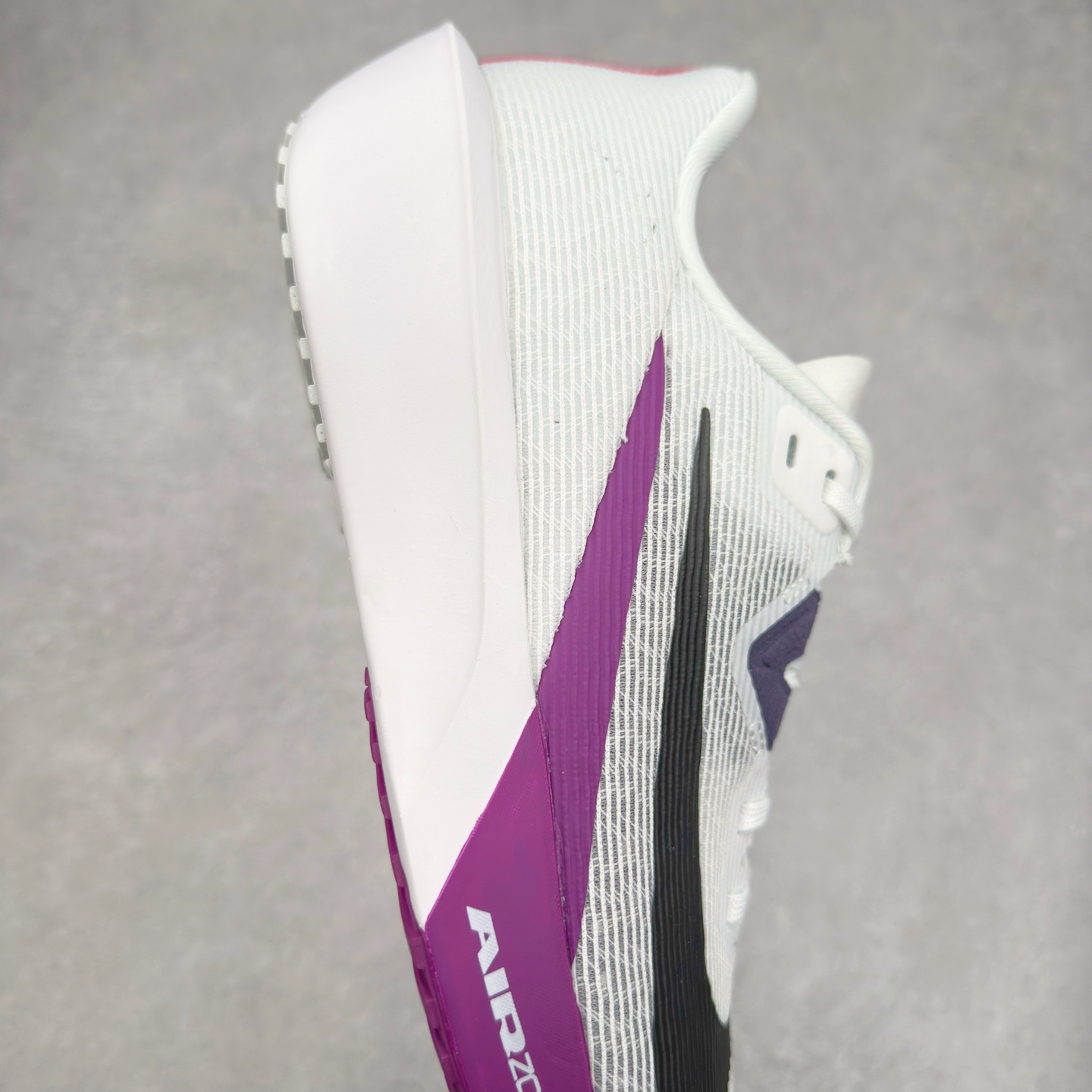 图片[6]-NK AIR Zoom RIVALFLY FK4代系列轻量飞织低帮休闲运动慢跑鞋 整体设计采用流线型的轻质工程网眼材质构成鞋面 并与其他 Running 旗舰鞋款同样搭载全脚掌 ZoomX 缓冲中底 搭配 Pebax 物料与橡胶外底 ZoomX StreakFly 首发配色以Prototype呈现 其灵感是来自开发期间的磨损测试 透过编号的标记与内侧的预期跑步距离突出研发过程 货号：FV6040-100 尺码：36 36.5 37.5 38 38.5 39 40 40.5 41 42 42.5 43 44 44.5 45-选品中心