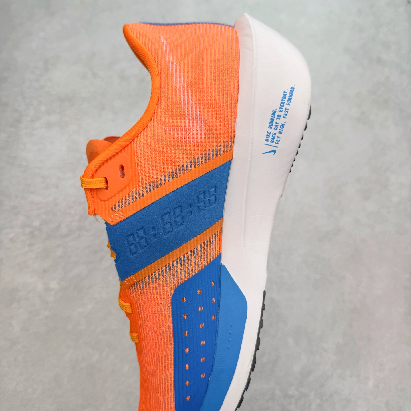 图片[7]-NK AIR Zoom RIVALFLY FK4代系列轻量飞织低帮休闲运动慢跑鞋 整体设计采用流线型的轻质工程网眼材质构成鞋面 并与其他 Running 旗舰鞋款同样搭载全脚掌 ZoomX 缓冲中底 搭配 Pebax 物料与橡胶外底 ZoomX StreakFly 首发配色以Prototype呈现 其灵感是来自开发期间的磨损测试 透过编号的标记与内侧的预期跑步距离突出研发过程 货号：FV6040-800 尺码：36 36.5 37.5 38 38.5 39 40 40.5 41 42 42.5 43 44 44.5 45-选品中心