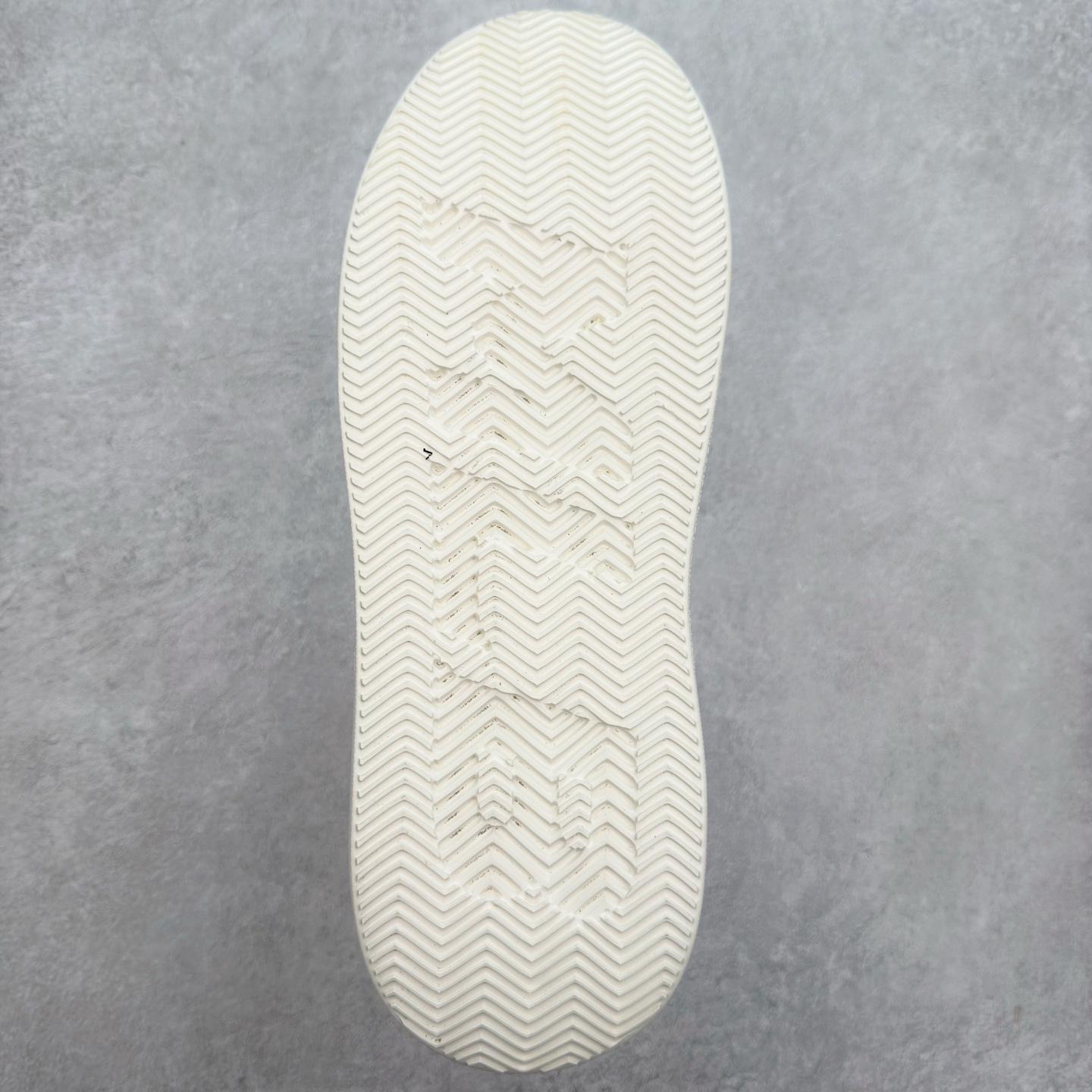 图片[9]-MLB Chunky Liner Basic 复古印花学长鞋系列低帮轻量增高厚底百搭休闲运动慢跑鞋板鞋 定制配色 Korea韩国联名NY美国榄球纽约洋基队限定 韩国代购专供 全套原楦原纸板原厂数据开发 正确中底拉帮中底网布细节 平台代购专供 左脚内置芯片 韩国代购吊牌标贴 独家一比一RB+MD组合大底 高频后跟小人Logo精准对位立体饱满 正确网布加超迁鞋面 转印中底走线紧密 转印Logo工艺表层防刮不掉色 尺码：35 36 36.5 37.5 38 38.5 39 40 40.5 41 42 42.5 43 44 45-选品中心