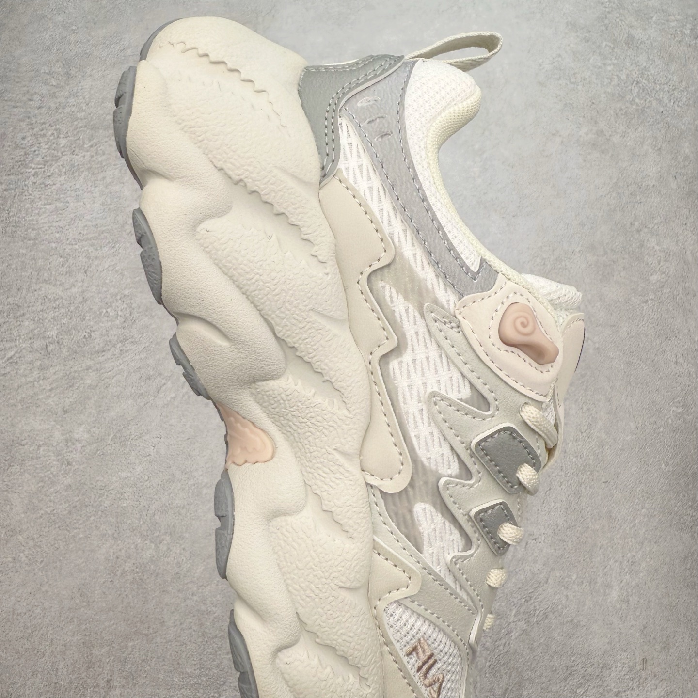 图片[6]-＃DT FILA Fern2 SO 斐乐摩登系列蕨草鞋运动潮流个性舒适柔软设计感 减震耐磨低帮生活休闲鞋 FUSION 系列传承了 FILA 的百年基因，融入年轻运动及潮流文化，成为引领变革、创新突破的一代。以“1+N” 的跨界合作模式重现经典的同时创造经典。带来最出其不意的跨界合作惊喜。同时，FILAFUSION把FILA 的 DNA 融入到定制体验里，你可以随心制造厲于你的产品。FILA FUSION 的鞋家族涵盖了老爹鞋、跑步鞋、网球鞋、季节款。风格复古新潮，满足了时尚人士出行及各类运动的搭配需求，成为当下年轻人筷拥的鞋类品牌之一。FILA FUSION 走进年轻人的世界，通过年轻人运动，街舞，滑板，篮球，展现 FILA FUSION 的潮流态度和年轻文化。FILA FUSION 认为末来属于引领变革、创新突破的年轻一代，让我们一起构成 FILA 未来的蓝图吧！尺码：35.5 36 36.5 37.5 38 38.5 39 40 40.5 41 42 42.5 43 44 44.5 45-选品中心