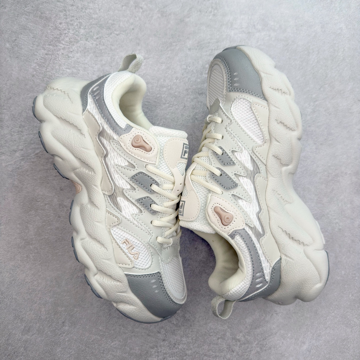 图片[3]-＃DT FILA Fern2 SO 斐乐摩登系列蕨草鞋运动潮流个性舒适柔软设计感 减震耐磨低帮生活休闲鞋 FUSION 系列传承了 FILA 的百年基因，融入年轻运动及潮流文化，成为引领变革、创新突破的一代。以“1+N” 的跨界合作模式重现经典的同时创造经典。带来最出其不意的跨界合作惊喜。同时，FILAFUSION把FILA 的 DNA 融入到定制体验里，你可以随心制造厲于你的产品。FILA FUSION 的鞋家族涵盖了老爹鞋、跑步鞋、网球鞋、季节款。风格复古新潮，满足了时尚人士出行及各类运动的搭配需求，成为当下年轻人筷拥的鞋类品牌之一。FILA FUSION 走进年轻人的世界，通过年轻人运动，街舞，滑板，篮球，展现 FILA FUSION 的潮流态度和年轻文化。FILA FUSION 认为末来属于引领变革、创新突破的年轻一代，让我们一起构成 FILA 未来的蓝图吧！尺码：35.5 36 36.5 37.5 38 38.5 39 40 40.5 41 42 42.5 43 44 44.5 45-选品中心