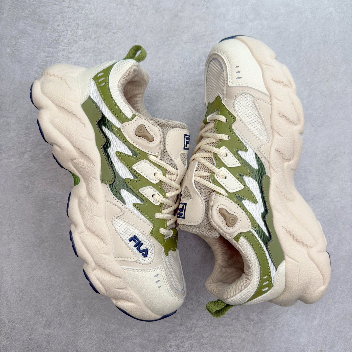 图片[3]-＃DT FILA Fern2 SO 斐乐摩登系列蕨草鞋运动潮流个性舒适柔软设计感 减震耐磨低帮生活休闲鞋 FUSION 系列传承了 FILA 的百年基因，融入年轻运动及潮流文化，成为引领变革、创新突破的一代。以“1+N” 的跨界合作模式重现经典的同时创造经典。带来最出其不意的跨界合作惊喜。同时，FILAFUSION把FILA 的 DNA 融入到定制体验里，你可以随心制造厲于你的产品。FILA FUSION 的鞋家族涵盖了老爹鞋、跑步鞋、网球鞋、季节款。风格复古新潮，满足了时尚人士出行及各类运动的搭配需求，成为当下年轻人筷拥的鞋类品牌之一。FILA FUSION 走进年轻人的世界，通过年轻人运动，街舞，滑板，篮球，展现 FILA FUSION 的潮流态度和年轻文化。FILA FUSION 认为末来属于引领变革、创新突破的年轻一代，让我们一起构成 FILA 未来的蓝图吧！尺码：35.5 36 36.5 37.5 38 38.5 39 40 40.5 41 42 42.5 43 44 44.5 45-选品中心