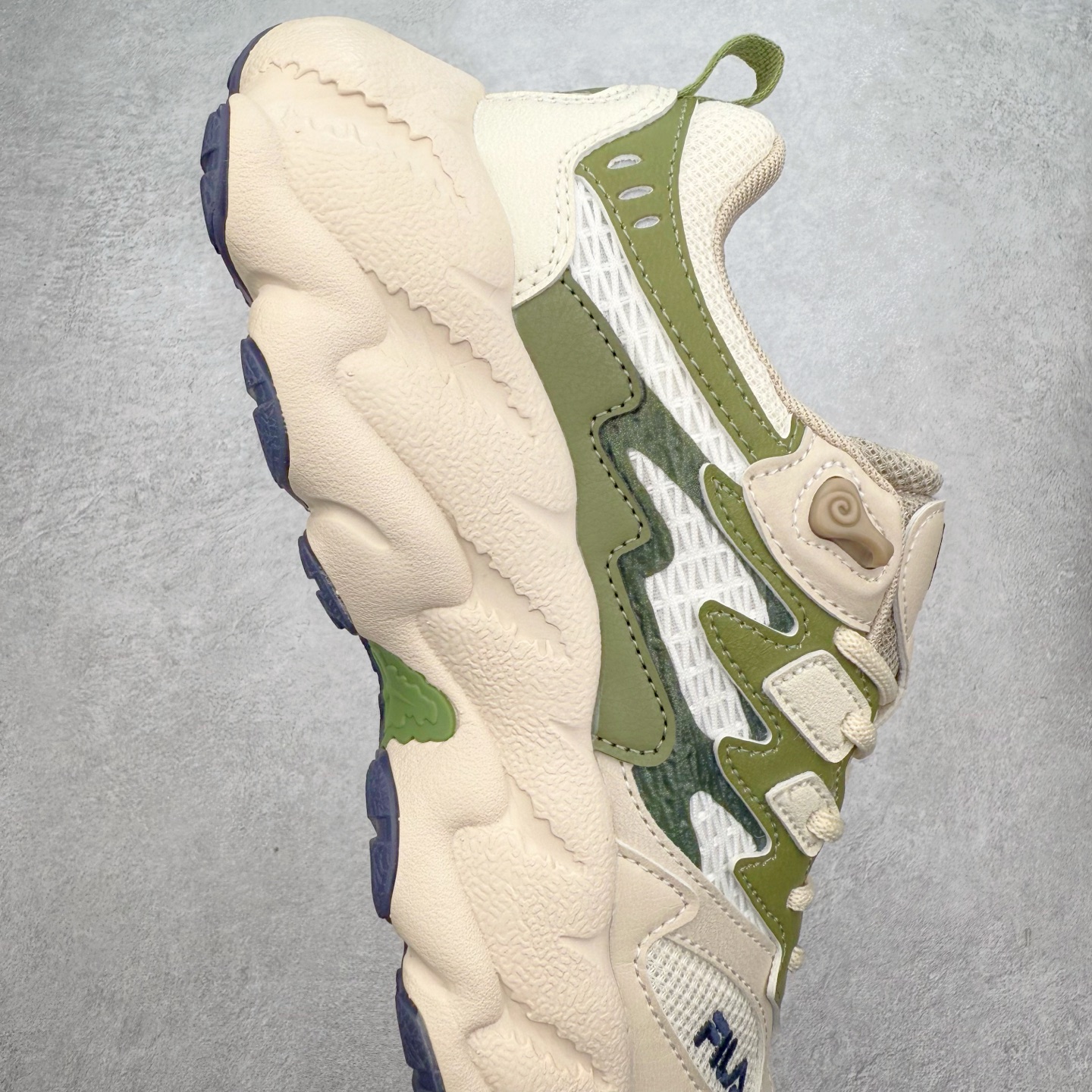 图片[6]-＃DT FILA Fern2 SO 斐乐摩登系列蕨草鞋运动潮流个性舒适柔软设计感 减震耐磨低帮生活休闲鞋 FUSION 系列传承了 FILA 的百年基因，融入年轻运动及潮流文化，成为引领变革、创新突破的一代。以“1+N” 的跨界合作模式重现经典的同时创造经典。带来最出其不意的跨界合作惊喜。同时，FILAFUSION把FILA 的 DNA 融入到定制体验里，你可以随心制造厲于你的产品。FILA FUSION 的鞋家族涵盖了老爹鞋、跑步鞋、网球鞋、季节款。风格复古新潮，满足了时尚人士出行及各类运动的搭配需求，成为当下年轻人筷拥的鞋类品牌之一。FILA FUSION 走进年轻人的世界，通过年轻人运动，街舞，滑板，篮球，展现 FILA FUSION 的潮流态度和年轻文化。FILA FUSION 认为末来属于引领变革、创新突破的年轻一代，让我们一起构成 FILA 未来的蓝图吧！尺码：35.5 36 36.5 37.5 38 38.5 39 40 40.5 41 42 42.5 43 44 44.5 45-选品中心