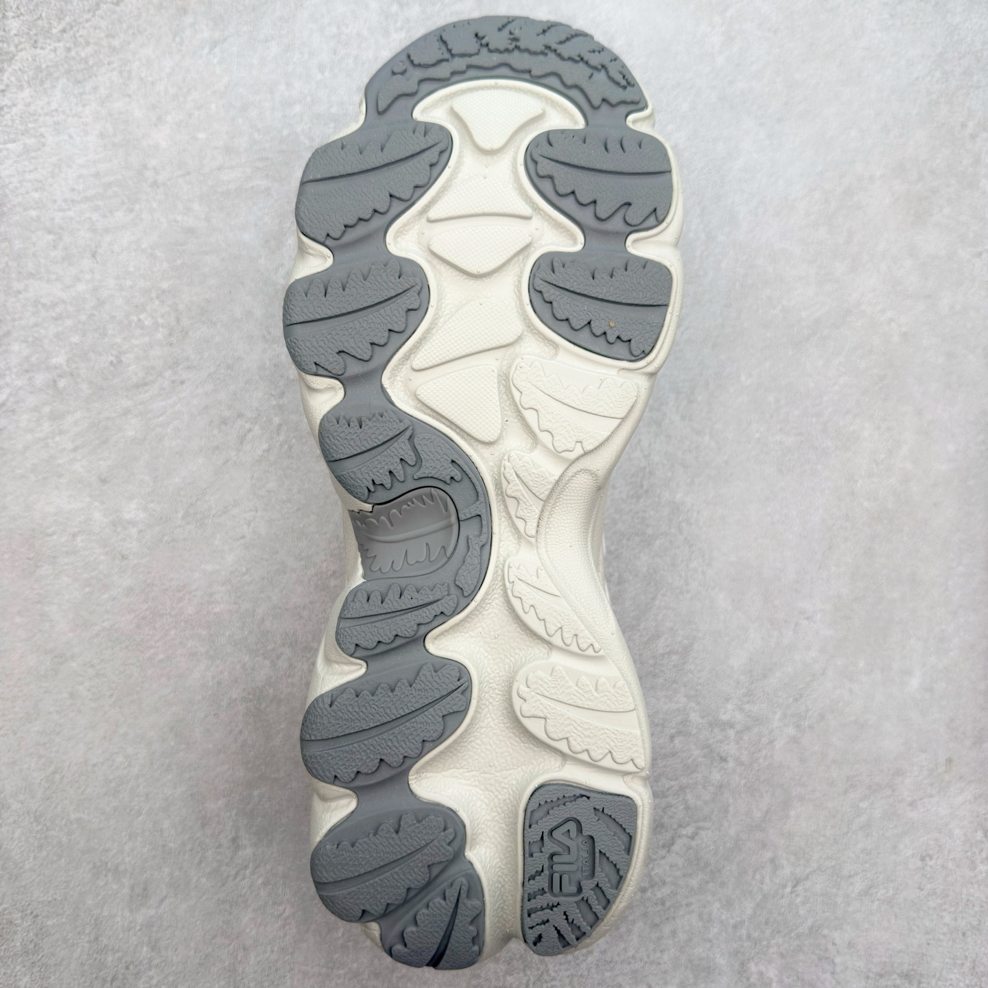 图片[9]-＃DT FILA Fern2 SO 斐乐摩登系列蕨草鞋运动潮流个性舒适柔软设计感 减震耐磨低帮生活休闲鞋 FUSION 系列传承了 FILA 的百年基因，融入年轻运动及潮流文化，成为引领变革、创新突破的一代。以“1+N” 的跨界合作模式重现经典的同时创造经典。带来最出其不意的跨界合作惊喜。同时，FILAFUSION把FILA 的 DNA 融入到定制体验里，你可以随心制造厲于你的产品。FILA FUSION 的鞋家族涵盖了老爹鞋、跑步鞋、网球鞋、季节款。风格复古新潮，满足了时尚人士出行及各类运动的搭配需求，成为当下年轻人筷拥的鞋类品牌之一。FILA FUSION 走进年轻人的世界，通过年轻人运动，街舞，滑板，篮球，展现 FILA FUSION 的潮流态度和年轻文化。FILA FUSION 认为末来属于引领变革、创新突破的年轻一代，让我们一起构成 FILA 未来的蓝图吧！尺码：35.5 36 36.5 37.5 38 38.5 39 40 40.5 41 42 42.5 43 44 44.5 45-选品中心