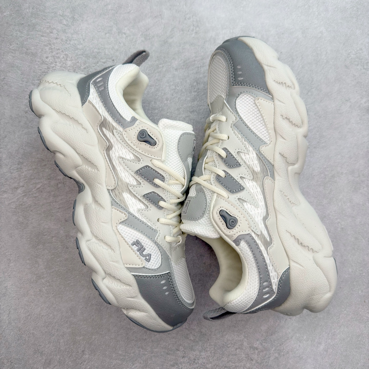 图片[3]-＃DT FILA Fern2 SO 斐乐摩登系列蕨草鞋运动潮流个性舒适柔软设计感 减震耐磨低帮生活休闲鞋 FUSION 系列传承了 FILA 的百年基因，融入年轻运动及潮流文化，成为引领变革、创新突破的一代。以“1+N” 的跨界合作模式重现经典的同时创造经典。带来最出其不意的跨界合作惊喜。同时，FILAFUSION把FILA 的 DNA 融入到定制体验里，你可以随心制造厲于你的产品。FILA FUSION 的鞋家族涵盖了老爹鞋、跑步鞋、网球鞋、季节款。风格复古新潮，满足了时尚人士出行及各类运动的搭配需求，成为当下年轻人筷拥的鞋类品牌之一。FILA FUSION 走进年轻人的世界，通过年轻人运动，街舞，滑板，篮球，展现 FILA FUSION 的潮流态度和年轻文化。FILA FUSION 认为末来属于引领变革、创新突破的年轻一代，让我们一起构成 FILA 未来的蓝图吧！尺码：35.5 36 36.5 37.5 38 38.5 39 40 40.5 41 42 42.5 43 44 44.5 45-选品中心