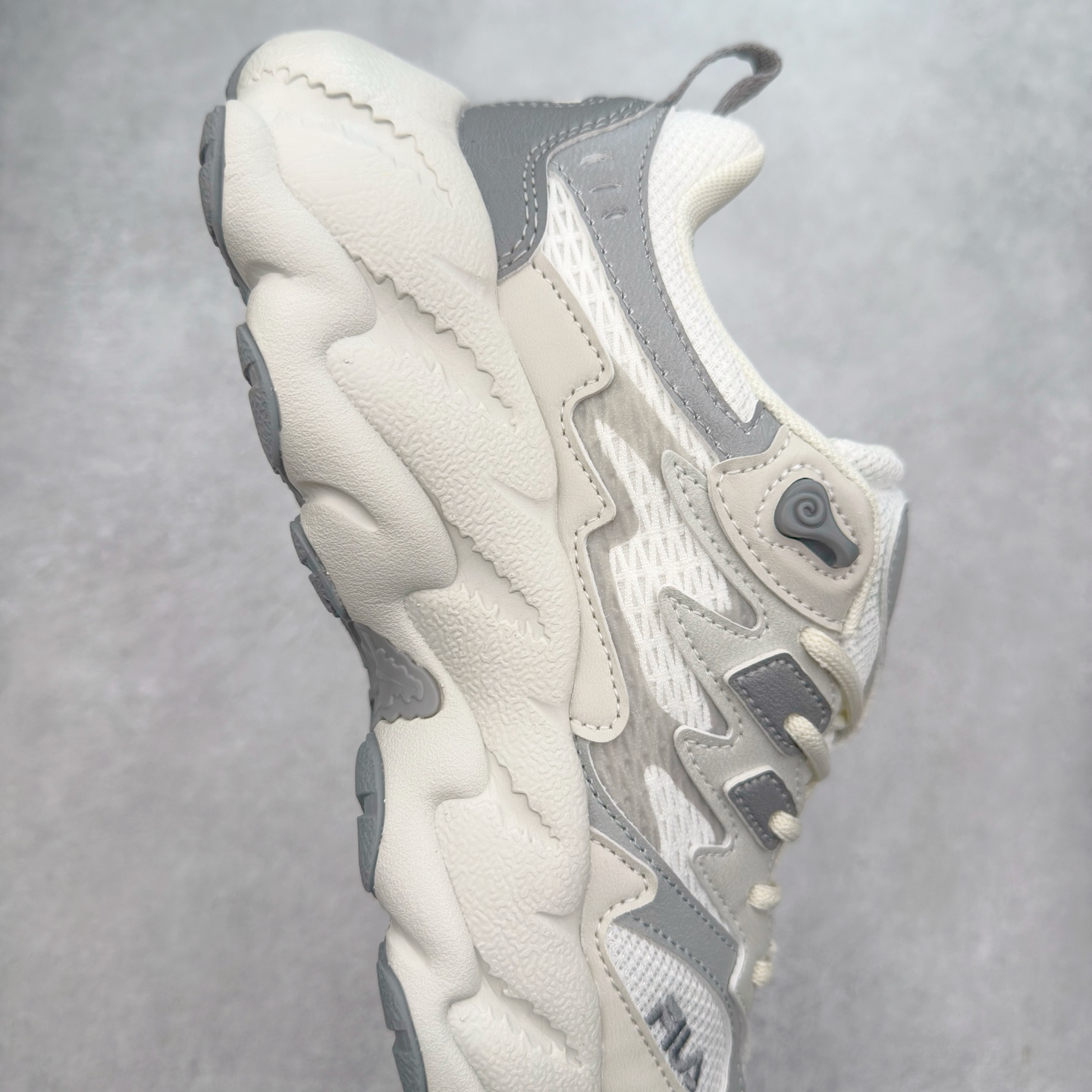 图片[6]-＃DT FILA Fern2 SO 斐乐摩登系列蕨草鞋运动潮流个性舒适柔软设计感 减震耐磨低帮生活休闲鞋 FUSION 系列传承了 FILA 的百年基因，融入年轻运动及潮流文化，成为引领变革、创新突破的一代。以“1+N” 的跨界合作模式重现经典的同时创造经典。带来最出其不意的跨界合作惊喜。同时，FILAFUSION把FILA 的 DNA 融入到定制体验里，你可以随心制造厲于你的产品。FILA FUSION 的鞋家族涵盖了老爹鞋、跑步鞋、网球鞋、季节款。风格复古新潮，满足了时尚人士出行及各类运动的搭配需求，成为当下年轻人筷拥的鞋类品牌之一。FILA FUSION 走进年轻人的世界，通过年轻人运动，街舞，滑板，篮球，展现 FILA FUSION 的潮流态度和年轻文化。FILA FUSION 认为末来属于引领变革、创新突破的年轻一代，让我们一起构成 FILA 未来的蓝图吧！尺码：35.5 36 36.5 37.5 38 38.5 39 40 40.5 41 42 42.5 43 44 44.5 45-选品中心