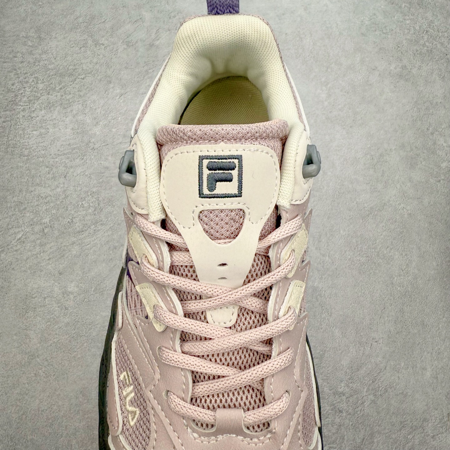 图片[5]-＃DT FILA Fern2 SO 斐乐摩登系列蕨草鞋运动潮流个性舒适柔软设计感 减震耐磨低帮生活休闲鞋 FUSION 系列传承了 FILA 的百年基因，融入年轻运动及潮流文化，成为引领变革、创新突破的一代。以“1+N” 的跨界合作模式重现经典的同时创造经典。带来最出其不意的跨界合作惊喜。同时，FILAFUSION把FILA 的 DNA 融入到定制体验里，你可以随心制造厲于你的产品。FILA FUSION 的鞋家族涵盖了老爹鞋、跑步鞋、网球鞋、季节款。风格复古新潮，满足了时尚人士出行及各类运动的搭配需求，成为当下年轻人筷拥的鞋类品牌之一。FILA FUSION 走进年轻人的世界，通过年轻人运动，街舞，滑板，篮球，展现 FILA FUSION 的潮流态度和年轻文化。FILA FUSION 认为末来属于引领变革、创新突破的年轻一代，让我们一起构成 FILA 未来的蓝图吧！尺码：35.5 36 36.5 37.5 38 38.5 39 40 40.5 41 42 42.5 43 44 44.5 45-选品中心