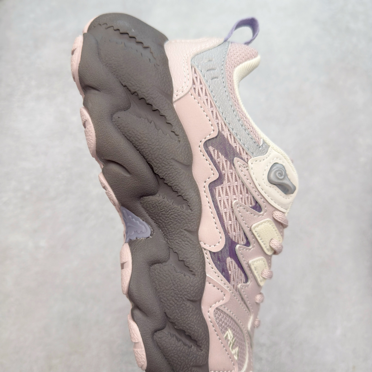 图片[6]-＃DT FILA Fern2 SO 斐乐摩登系列蕨草鞋运动潮流个性舒适柔软设计感 减震耐磨低帮生活休闲鞋 FUSION 系列传承了 FILA 的百年基因，融入年轻运动及潮流文化，成为引领变革、创新突破的一代。以“1+N” 的跨界合作模式重现经典的同时创造经典。带来最出其不意的跨界合作惊喜。同时，FILAFUSION把FILA 的 DNA 融入到定制体验里，你可以随心制造厲于你的产品。FILA FUSION 的鞋家族涵盖了老爹鞋、跑步鞋、网球鞋、季节款。风格复古新潮，满足了时尚人士出行及各类运动的搭配需求，成为当下年轻人筷拥的鞋类品牌之一。FILA FUSION 走进年轻人的世界，通过年轻人运动，街舞，滑板，篮球，展现 FILA FUSION 的潮流态度和年轻文化。FILA FUSION 认为末来属于引领变革、创新突破的年轻一代，让我们一起构成 FILA 未来的蓝图吧！尺码：35.5 36 36.5 37.5 38 38.5 39 40 40.5 41 42 42.5 43 44 44.5 45-选品中心