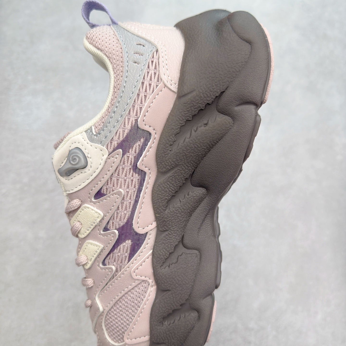 图片[7]-＃DT FILA Fern2 SO 斐乐摩登系列蕨草鞋运动潮流个性舒适柔软设计感 减震耐磨低帮生活休闲鞋 FUSION 系列传承了 FILA 的百年基因，融入年轻运动及潮流文化，成为引领变革、创新突破的一代。以“1+N” 的跨界合作模式重现经典的同时创造经典。带来最出其不意的跨界合作惊喜。同时，FILAFUSION把FILA 的 DNA 融入到定制体验里，你可以随心制造厲于你的产品。FILA FUSION 的鞋家族涵盖了老爹鞋、跑步鞋、网球鞋、季节款。风格复古新潮，满足了时尚人士出行及各类运动的搭配需求，成为当下年轻人筷拥的鞋类品牌之一。FILA FUSION 走进年轻人的世界，通过年轻人运动，街舞，滑板，篮球，展现 FILA FUSION 的潮流态度和年轻文化。FILA FUSION 认为末来属于引领变革、创新突破的年轻一代，让我们一起构成 FILA 未来的蓝图吧！尺码：35.5 36 36.5 37.5 38 38.5 39 40 40.5 41 42 42.5 43 44 44.5 45-选品中心