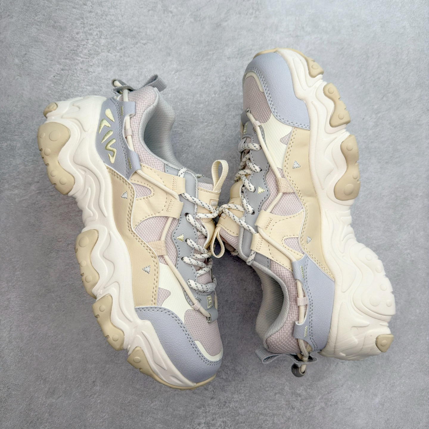 图片[3]-＃DT FILA FLUID 5 斐乐猫爪五代百搭低帮复古老爹风潮流休闲运动慢跑鞋 自老爹鞋开始流行于街头 FILA 陆续带回了一些老鞋 同时推出了诸多新鞋型 此番 FILA 为旗下 Ravagement 新增几款配色 将丰富的色彩组合起来 并搭配上繁复的鞋面结构 重新演绎了这双山系老爹鞋 尺码：35 36 36.5 37.5 38 38.5 39 40 40.5 41 42 42.5 43 44 44.5 45-选品中心