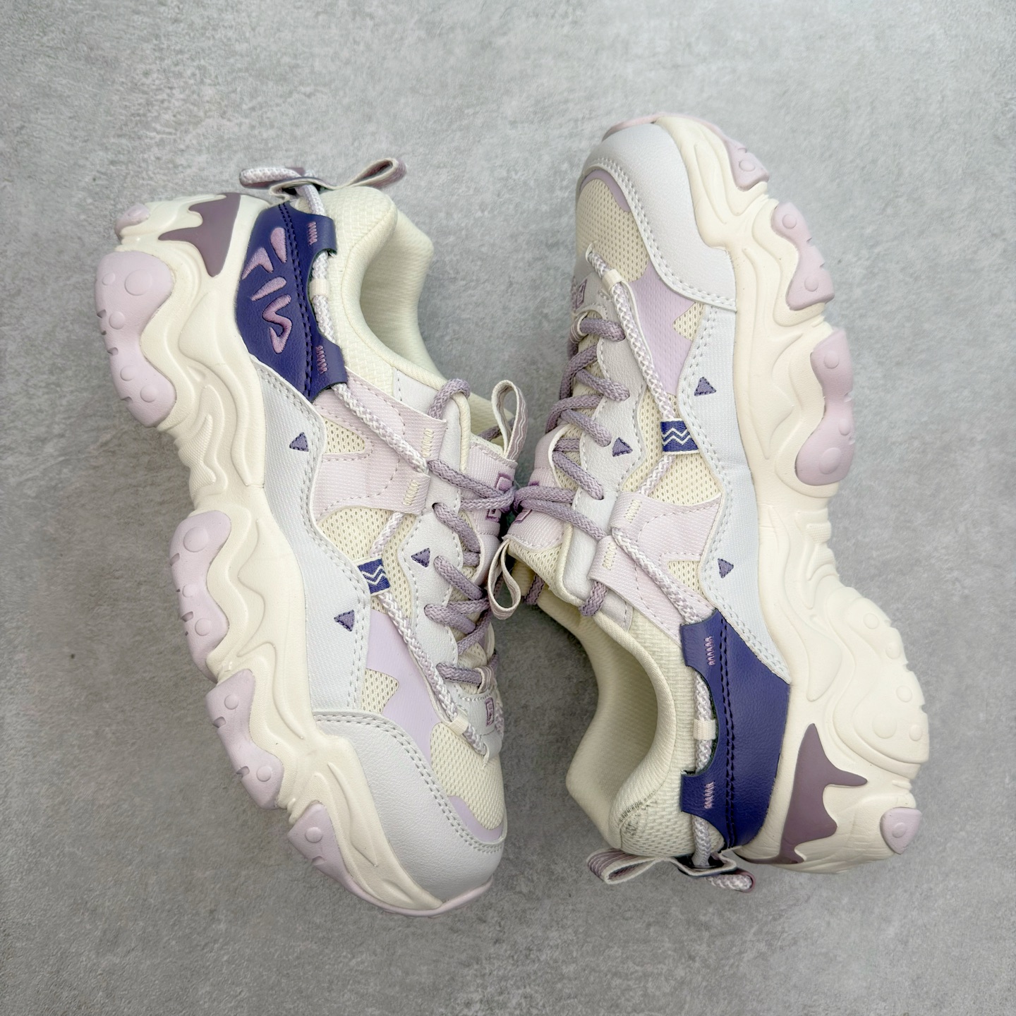 图片[3]-＃DT FILA FLUID 5 斐乐猫爪五代百搭低帮复古老爹风潮流休闲运动慢跑鞋 自老爹鞋开始流行于街头 FILA 陆续带回了一些老鞋 同时推出了诸多新鞋型 此番 FILA 为旗下 Ravagement 新增几款配色 将丰富的色彩组合起来 并搭配上繁复的鞋面结构 重新演绎了这双山系老爹鞋 尺码：35 36 36.5 37.5 38 38.5 39 40 40.5 41 42 42.5 43 44 44.5 45-选品中心