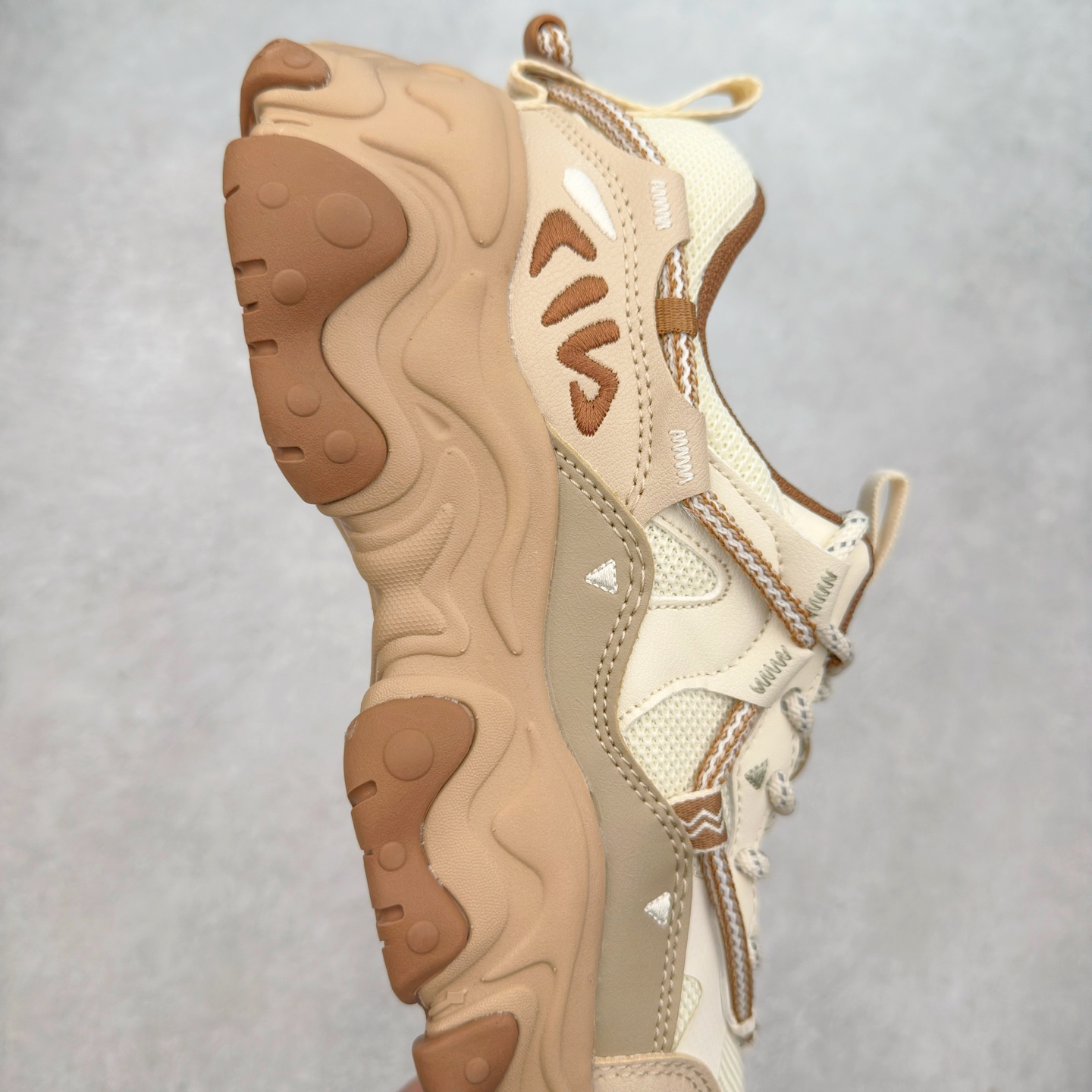 图片[6]-＃DT FILA FLUID 5 斐乐猫爪五代百搭低帮复古老爹风潮流休闲运动慢跑鞋 自老爹鞋开始流行于街头 FILA 陆续带回了一些老鞋 同时推出了诸多新鞋型 此番 FILA 为旗下 Ravagement 新增几款配色 将丰富的色彩组合起来 并搭配上繁复的鞋面结构 重新演绎了这双山系老爹鞋 尺码：35 36 36.5 37.5 38 38.5 39 40 40.5 41 42 42.5 43 44 44.5 45-选品中心