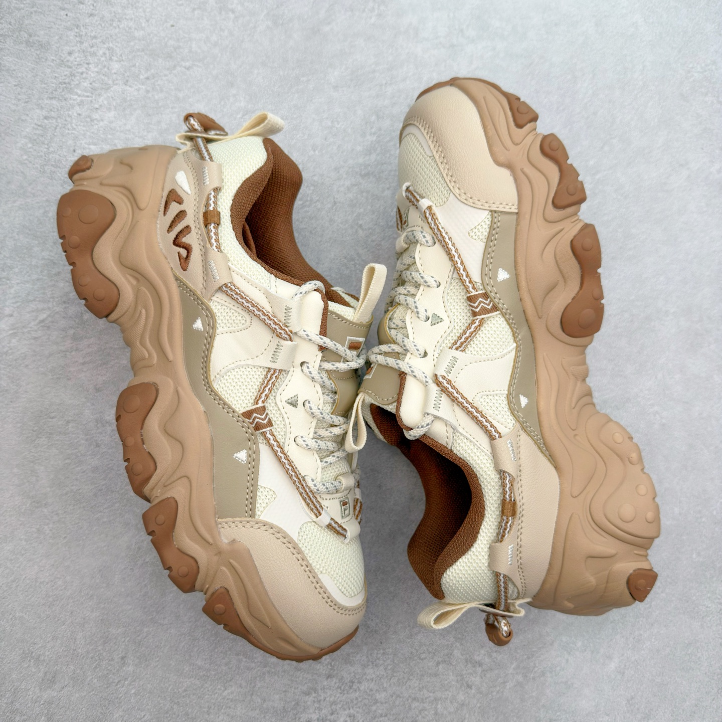 图片[3]-＃DT FILA FLUID 5 斐乐猫爪五代百搭低帮复古老爹风潮流休闲运动慢跑鞋 自老爹鞋开始流行于街头 FILA 陆续带回了一些老鞋 同时推出了诸多新鞋型 此番 FILA 为旗下 Ravagement 新增几款配色 将丰富的色彩组合起来 并搭配上繁复的鞋面结构 重新演绎了这双山系老爹鞋 尺码：35 36 36.5 37.5 38 38.5 39 40 40.5 41 42 42.5 43 44 44.5 45-选品中心