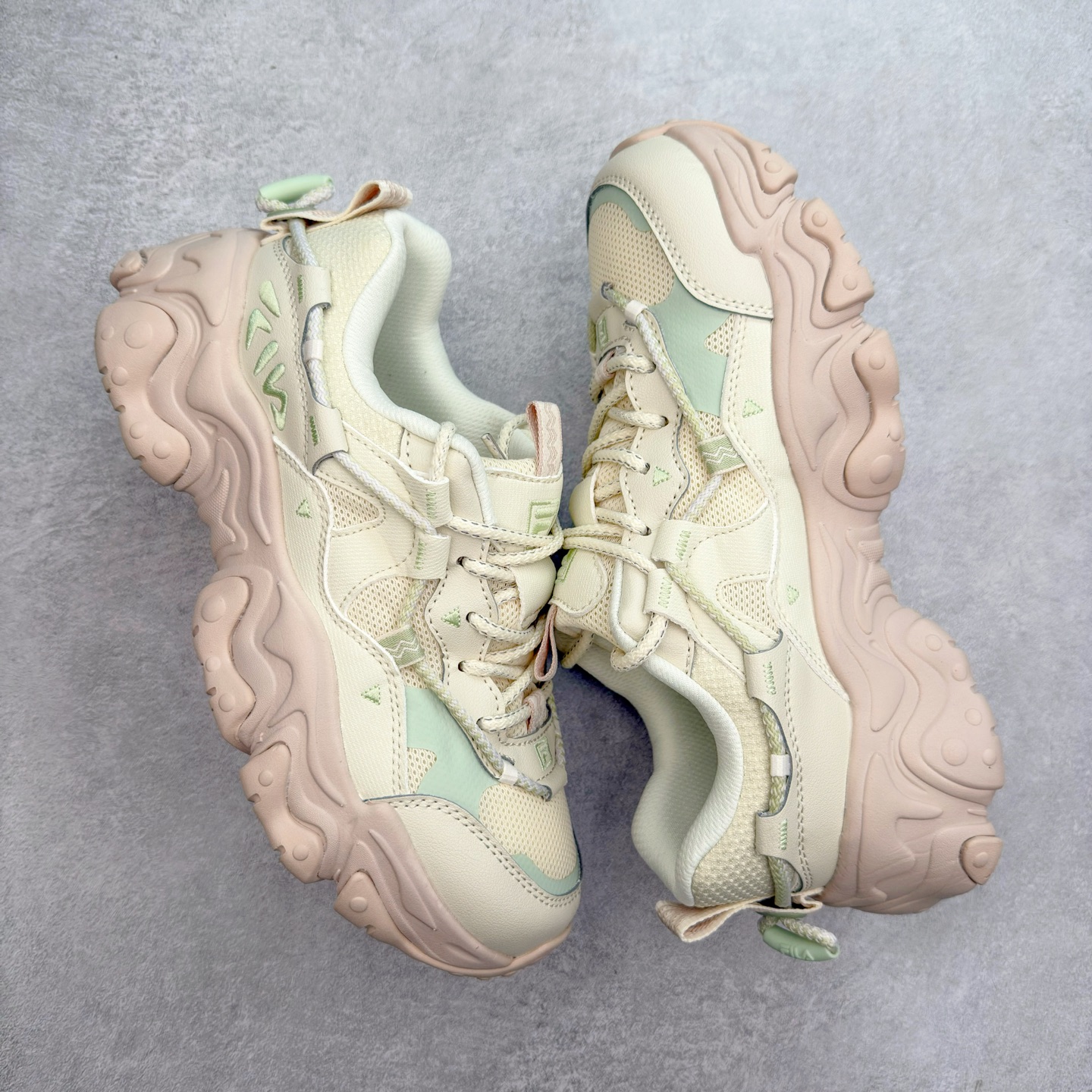 图片[3]-＃DT FILA FLUID 5 斐乐猫爪五代百搭低帮复古老爹风潮流休闲运动慢跑鞋 自老爹鞋开始流行于街头 FILA 陆续带回了一些老鞋 同时推出了诸多新鞋型 此番 FILA 为旗下 Ravagement 新增几款配色 将丰富的色彩组合起来 并搭配上繁复的鞋面结构 重新演绎了这双山系老爹鞋 尺码：35 36 36.5 37.5 38 38.5 39 40 40.5 41 42 42.5 43 44 44.5 45-选品中心