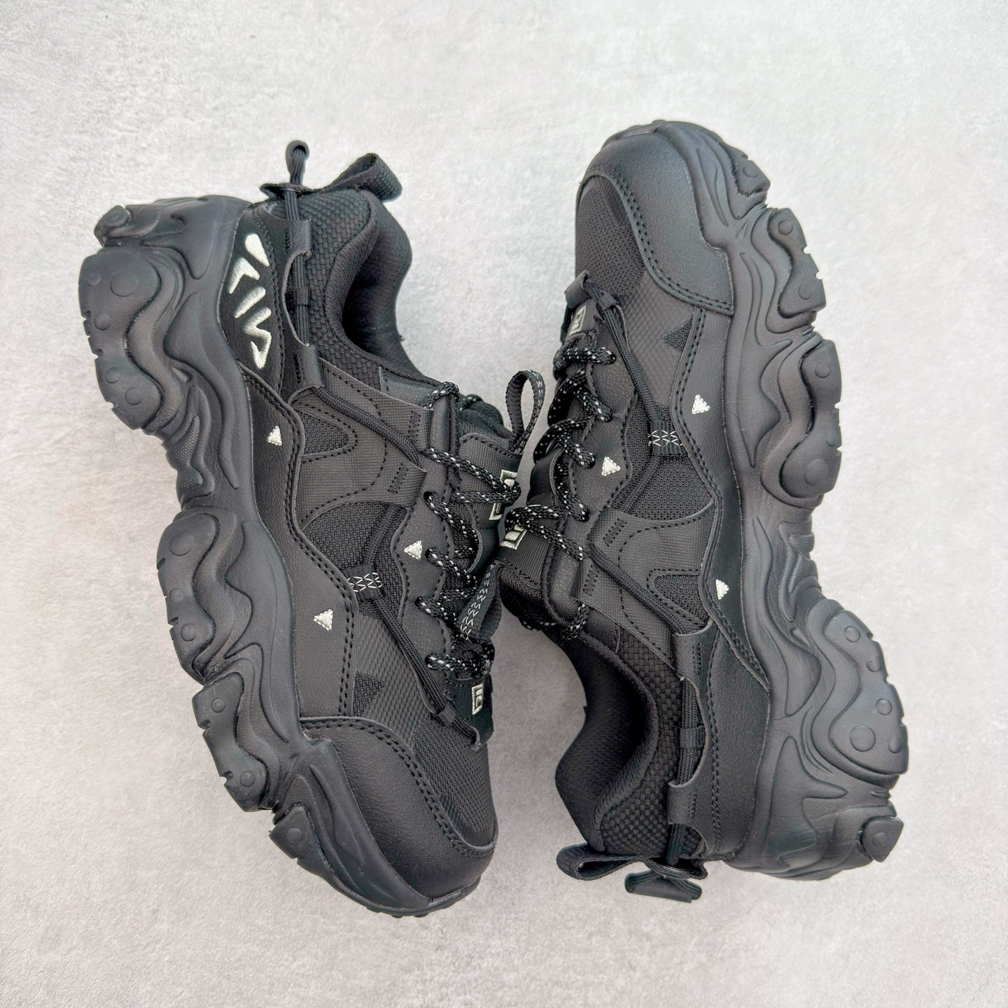 图片[3]-＃DT FILA FLUID 5 斐乐猫爪五代百搭低帮复古老爹风潮流休闲运动慢跑鞋 自老爹鞋开始流行于街头 FILA 陆续带回了一些老鞋 同时推出了诸多新鞋型 此番 FILA 为旗下 Ravagement 新增几款配色 将丰富的色彩组合起来 并搭配上繁复的鞋面结构 重新演绎了这双山系老爹鞋 尺码：35 36 36.5 37.5 38 38.5 39 40 40.5 41 42 42.5 43 44 44.5 45-选品中心