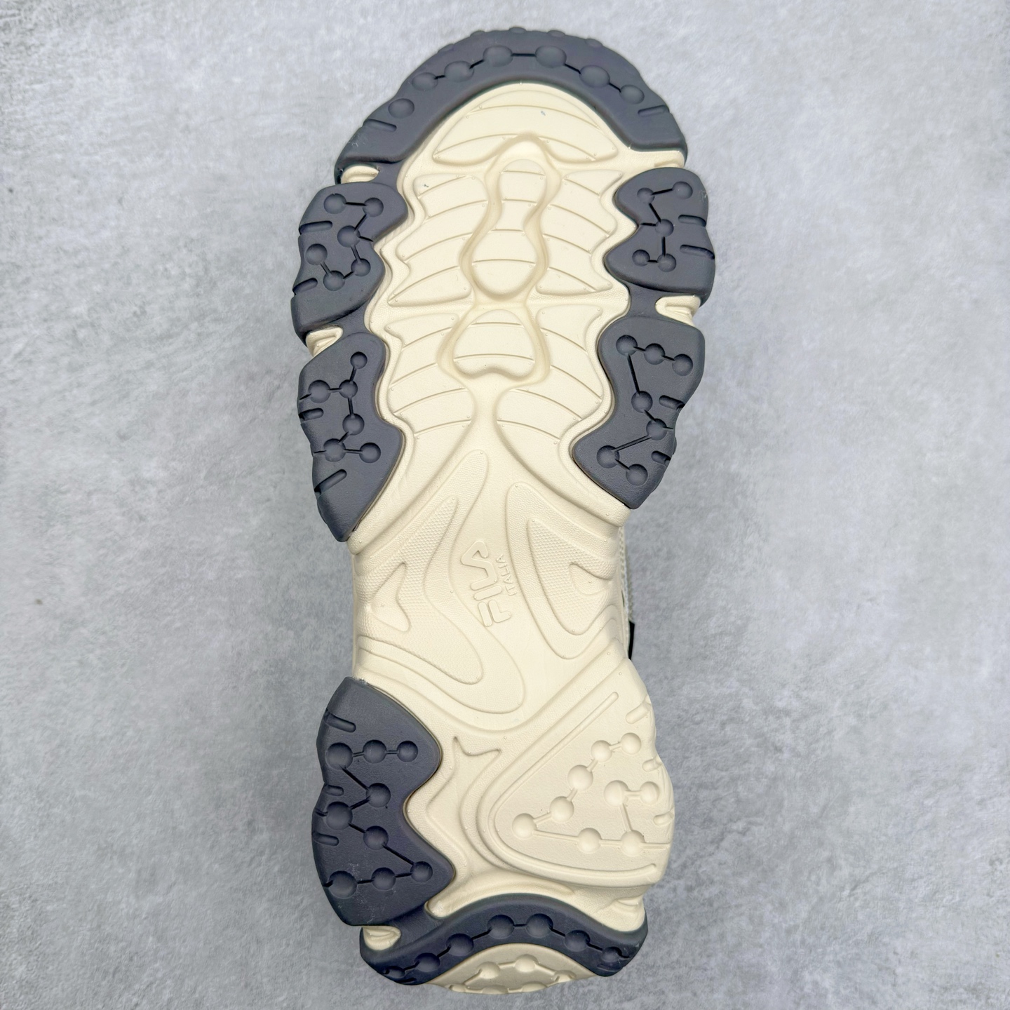 图片[9]-＃DT FILA FLUID 5 斐乐猫爪五代百搭低帮复古老爹风潮流休闲运动慢跑鞋 自老爹鞋开始流行于街头 FILA 陆续带回了一些老鞋 同时推出了诸多新鞋型 此番 FILA 为旗下 Ravagement 新增几款配色 将丰富的色彩组合起来 并搭配上繁复的鞋面结构 重新演绎了这双山系老爹鞋 尺码：35 36 36.5 37.5 38 38.5 39 40 40.5 41 42 42.5 43 44 44.5 45-选品中心