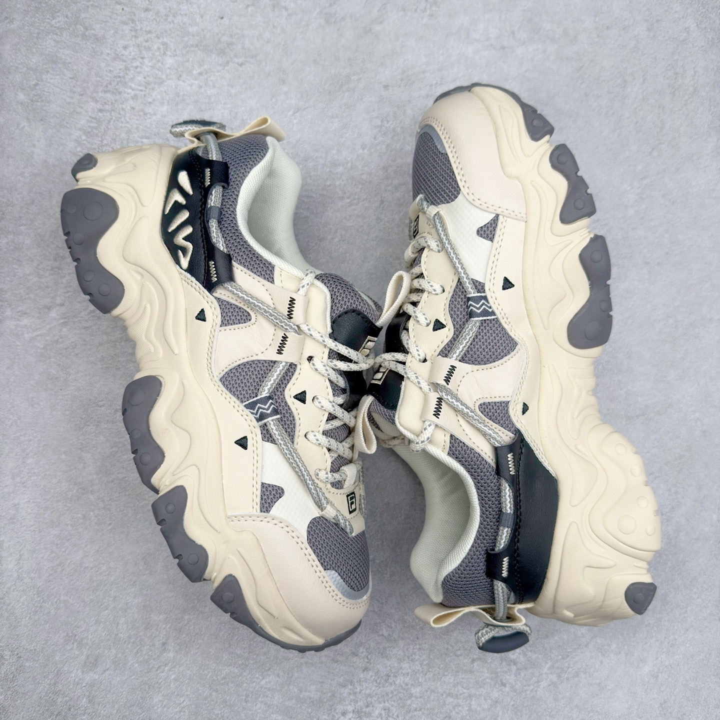 图片[3]-＃DT FILA FLUID 5 斐乐猫爪五代百搭低帮复古老爹风潮流休闲运动慢跑鞋 自老爹鞋开始流行于街头 FILA 陆续带回了一些老鞋 同时推出了诸多新鞋型 此番 FILA 为旗下 Ravagement 新增几款配色 将丰富的色彩组合起来 并搭配上繁复的鞋面结构 重新演绎了这双山系老爹鞋 尺码：35 36 36.5 37.5 38 38.5 39 40 40.5 41 42 42.5 43 44 44.5 45-选品中心