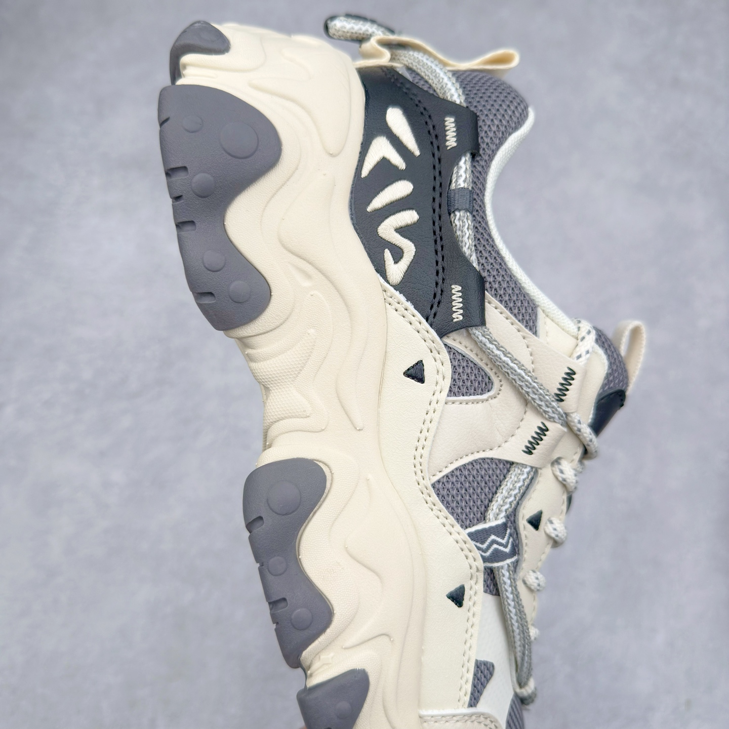 图片[6]-＃DT FILA FLUID 5 斐乐猫爪五代百搭低帮复古老爹风潮流休闲运动慢跑鞋 自老爹鞋开始流行于街头 FILA 陆续带回了一些老鞋 同时推出了诸多新鞋型 此番 FILA 为旗下 Ravagement 新增几款配色 将丰富的色彩组合起来 并搭配上繁复的鞋面结构 重新演绎了这双山系老爹鞋 尺码：35 36 36.5 37.5 38 38.5 39 40 40.5 41 42 42.5 43 44 44.5 45-选品中心