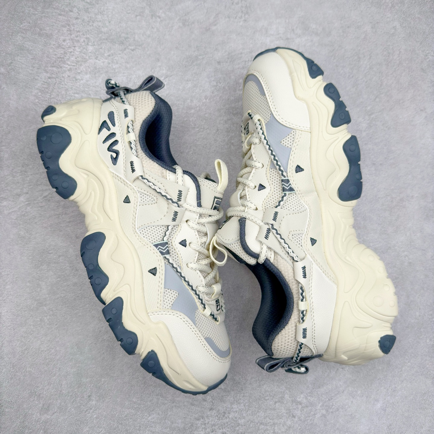 图片[3]-＃DT FILA FLUID 5 斐乐猫爪五代百搭低帮复古老爹风潮流休闲运动慢跑鞋 自老爹鞋开始流行于街头 FILA 陆续带回了一些老鞋 同时推出了诸多新鞋型 此番 FILA 为旗下 Ravagement 新增几款配色 将丰富的色彩组合起来 并搭配上繁复的鞋面结构 重新演绎了这双山系老爹鞋 尺码：35 36 36.5 37.5 38 38.5 39 40 40.5 41 42 42.5 43 44 44.5 45-选品中心