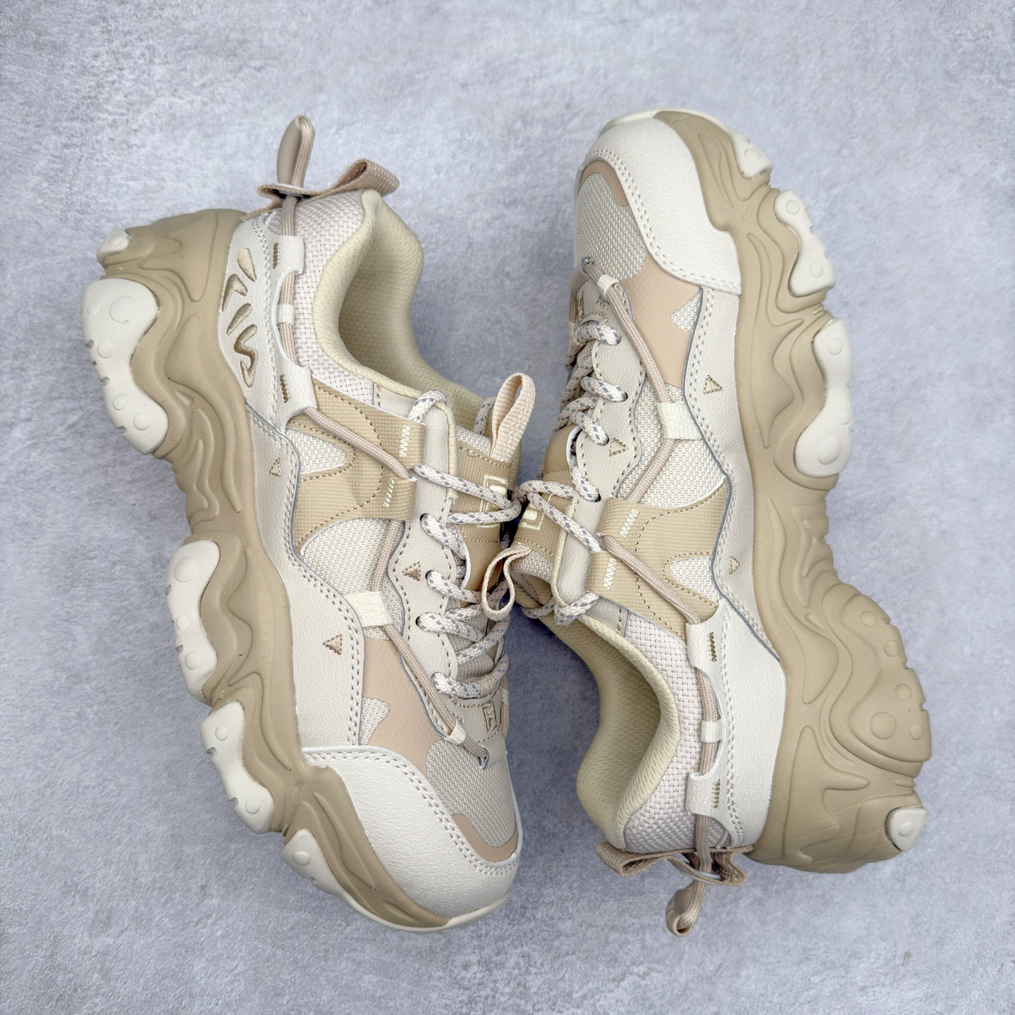 图片[3]-＃DT FILA FLUID 5 斐乐猫爪五代百搭低帮复古老爹风潮流休闲运动慢跑鞋 自老爹鞋开始流行于街头 FILA 陆续带回了一些老鞋 同时推出了诸多新鞋型 此番 FILA 为旗下 Ravagement 新增几款配色 将丰富的色彩组合起来 并搭配上繁复的鞋面结构 重新演绎了这双山系老爹鞋 尺码：35 36 36.5 37.5 38 38.5 39 40 40.5 41 42 42.5 43 44 44.5 45-选品中心