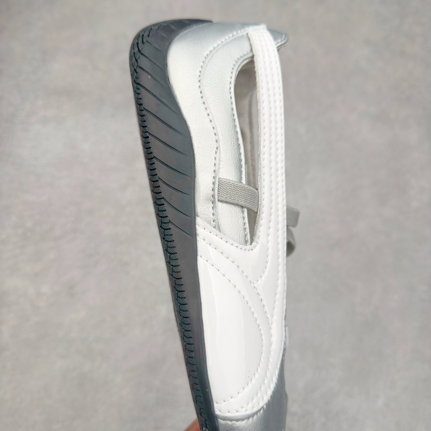 图片[6]-＃DT PUMA Speedcat Ballerina 彪马柔软舒适防滑耐磨低帮生活休闲鞋芭蕾舞鞋单鞋玛丽珍鞋 这次，PUMA决定再对Speedcat来一次创新，以芭蕾舞鞋为灵感，将芭蕾舞鞋的灵动与轻盈感与赛车鞋融为一体，带来极具个性的全新鞋款Speedcat Ballerina。Speedcat Ballerina由Speedcat去除鞋舌、鞋带以及部分鞋侧位打造而成，鞋带部分被改为如同芭蕾鞋般的交叉弹性带，PUMA的标志依旧设计于鞋侧旁，整个鞋款外观变得更加优雅。Speedcat Ballerina 还汲取了赛车鞋的抓地设计，配备经典橡胶大底。尺码：36 37 37.5 38 38.5 39 40 40.5 41-选品中心