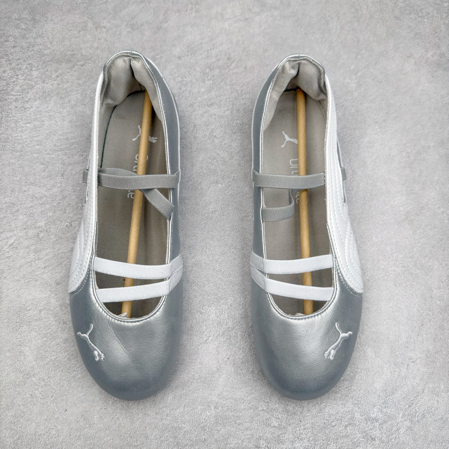 图片[2]-＃DT PUMA Speedcat Ballerina 彪马柔软舒适防滑耐磨低帮生活休闲鞋芭蕾舞鞋单鞋玛丽珍鞋 这次，PUMA决定再对Speedcat来一次创新，以芭蕾舞鞋为灵感，将芭蕾舞鞋的灵动与轻盈感与赛车鞋融为一体，带来极具个性的全新鞋款Speedcat Ballerina。Speedcat Ballerina由Speedcat去除鞋舌、鞋带以及部分鞋侧位打造而成，鞋带部分被改为如同芭蕾鞋般的交叉弹性带，PUMA的标志依旧设计于鞋侧旁，整个鞋款外观变得更加优雅。Speedcat Ballerina 还汲取了赛车鞋的抓地设计，配备经典橡胶大底。尺码：36 37 37.5 38 38.5 39 40 40.5 41-选品中心