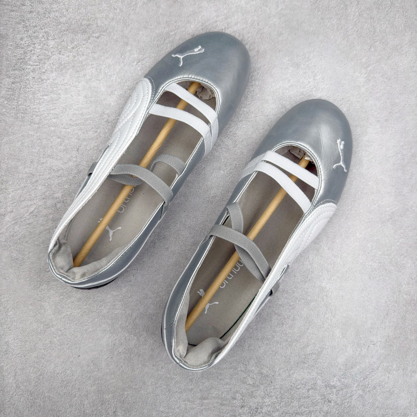 图片[3]-＃DT PUMA Speedcat Ballerina 彪马柔软舒适防滑耐磨低帮生活休闲鞋芭蕾舞鞋单鞋玛丽珍鞋 这次，PUMA决定再对Speedcat来一次创新，以芭蕾舞鞋为灵感，将芭蕾舞鞋的灵动与轻盈感与赛车鞋融为一体，带来极具个性的全新鞋款Speedcat Ballerina。Speedcat Ballerina由Speedcat去除鞋舌、鞋带以及部分鞋侧位打造而成，鞋带部分被改为如同芭蕾鞋般的交叉弹性带，PUMA的标志依旧设计于鞋侧旁，整个鞋款外观变得更加优雅。Speedcat Ballerina 还汲取了赛车鞋的抓地设计，配备经典橡胶大底。尺码：36 37 37.5 38 38.5 39 40 40.5 41-选品中心