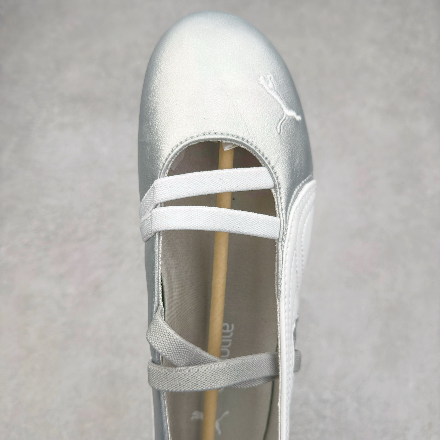 图片[4]-＃DT PUMA Speedcat Ballerina 彪马柔软舒适防滑耐磨低帮生活休闲鞋芭蕾舞鞋单鞋玛丽珍鞋 这次，PUMA决定再对Speedcat来一次创新，以芭蕾舞鞋为灵感，将芭蕾舞鞋的灵动与轻盈感与赛车鞋融为一体，带来极具个性的全新鞋款Speedcat Ballerina。Speedcat Ballerina由Speedcat去除鞋舌、鞋带以及部分鞋侧位打造而成，鞋带部分被改为如同芭蕾鞋般的交叉弹性带，PUMA的标志依旧设计于鞋侧旁，整个鞋款外观变得更加优雅。Speedcat Ballerina 还汲取了赛车鞋的抓地设计，配备经典橡胶大底。尺码：36 37 37.5 38 38.5 39 40 40.5 41-选品中心