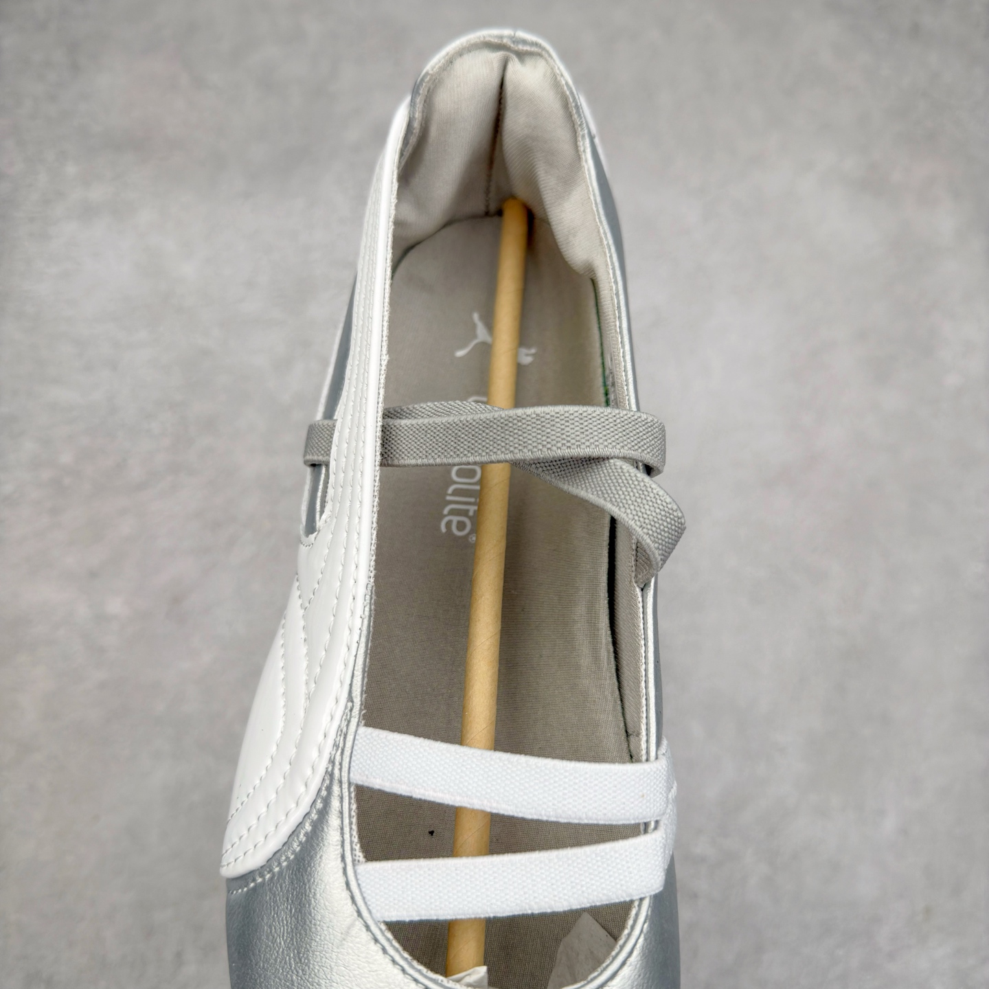 图片[5]-＃DT PUMA Speedcat Ballerina 彪马柔软舒适防滑耐磨低帮生活休闲鞋芭蕾舞鞋单鞋玛丽珍鞋 这次，PUMA决定再对Speedcat来一次创新，以芭蕾舞鞋为灵感，将芭蕾舞鞋的灵动与轻盈感与赛车鞋融为一体，带来极具个性的全新鞋款Speedcat Ballerina。Speedcat Ballerina由Speedcat去除鞋舌、鞋带以及部分鞋侧位打造而成，鞋带部分被改为如同芭蕾鞋般的交叉弹性带，PUMA的标志依旧设计于鞋侧旁，整个鞋款外观变得更加优雅。Speedcat Ballerina 还汲取了赛车鞋的抓地设计，配备经典橡胶大底。尺码：36 37 37.5 38 38.5 39 40 40.5 41-选品中心