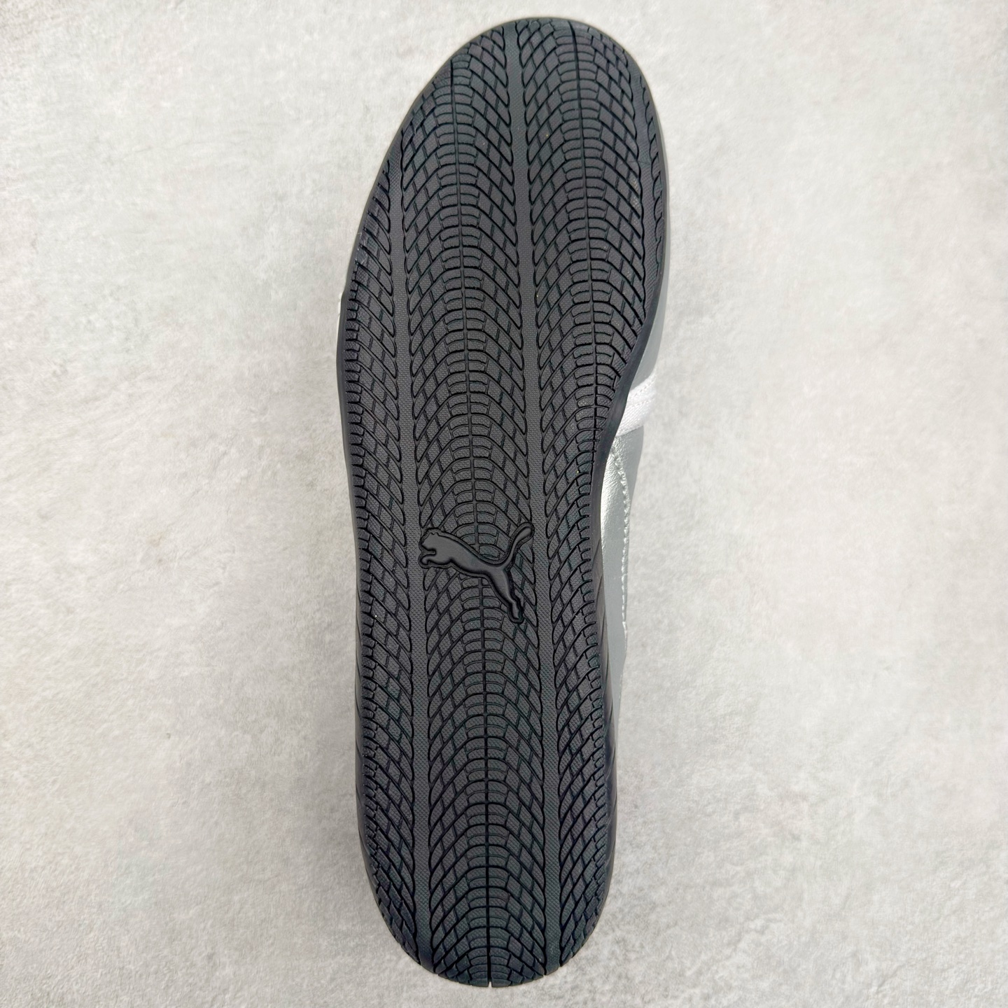 图片[9]-＃DT PUMA Speedcat Ballerina 彪马柔软舒适防滑耐磨低帮生活休闲鞋芭蕾舞鞋单鞋玛丽珍鞋 这次，PUMA决定再对Speedcat来一次创新，以芭蕾舞鞋为灵感，将芭蕾舞鞋的灵动与轻盈感与赛车鞋融为一体，带来极具个性的全新鞋款Speedcat Ballerina。Speedcat Ballerina由Speedcat去除鞋舌、鞋带以及部分鞋侧位打造而成，鞋带部分被改为如同芭蕾鞋般的交叉弹性带，PUMA的标志依旧设计于鞋侧旁，整个鞋款外观变得更加优雅。Speedcat Ballerina 还汲取了赛车鞋的抓地设计，配备经典橡胶大底。尺码：36 37 37.5 38 38.5 39 40 40.5 41-选品中心